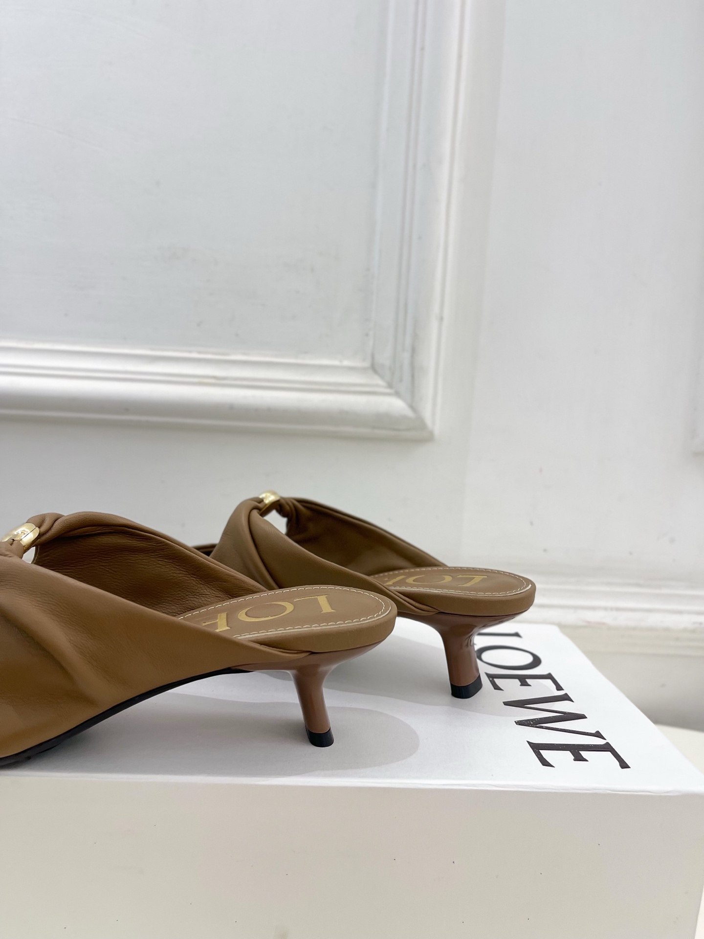 LOEWE 罗意威 2025春夏新品 Pebble小猫跟穆勒拖鞋
—————————
LOEWE作为这两