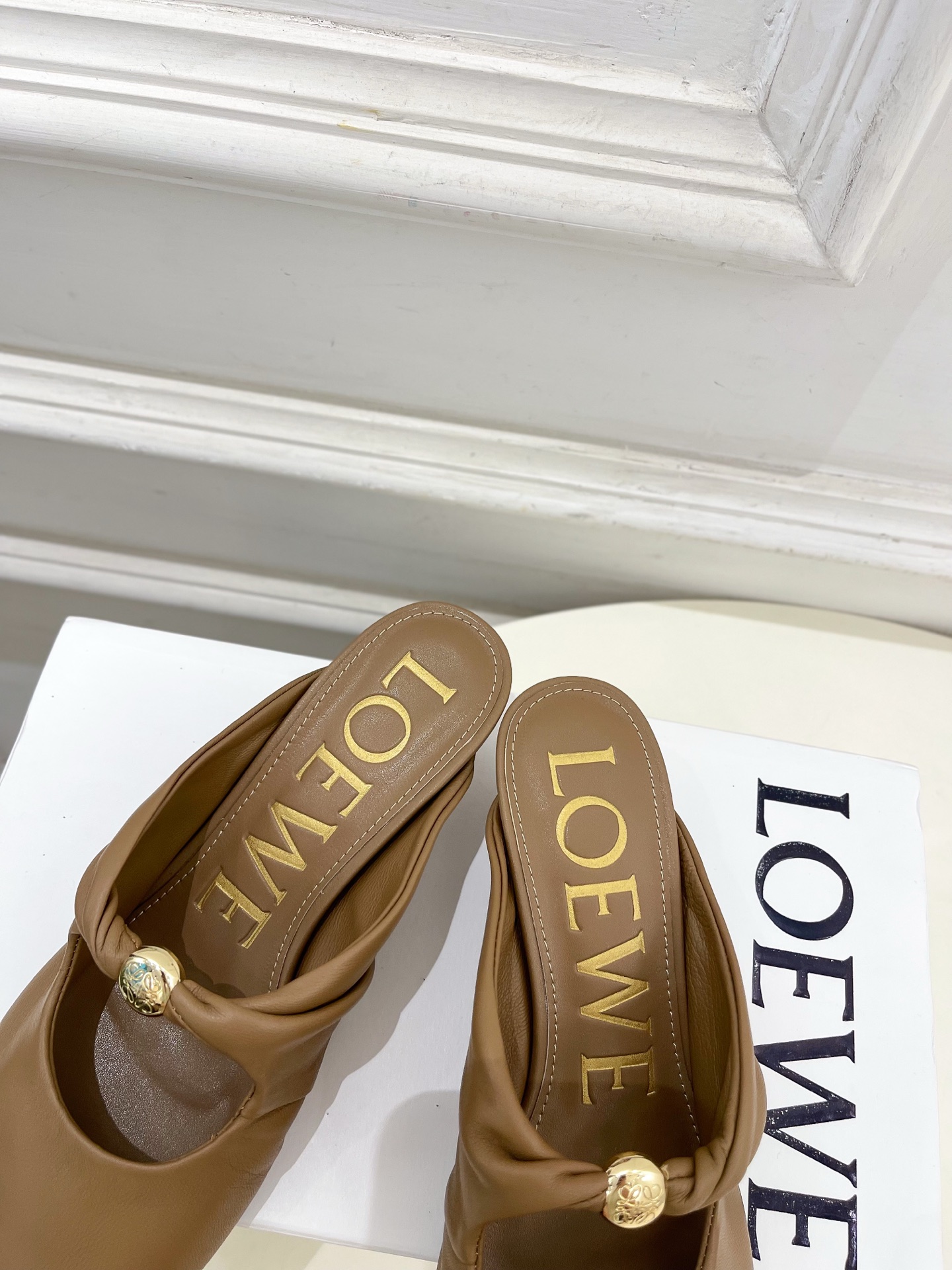 LOEWE 罗意威 2025春夏新品 Pebble小猫跟穆勒拖鞋
—————————
LOEWE作为这两