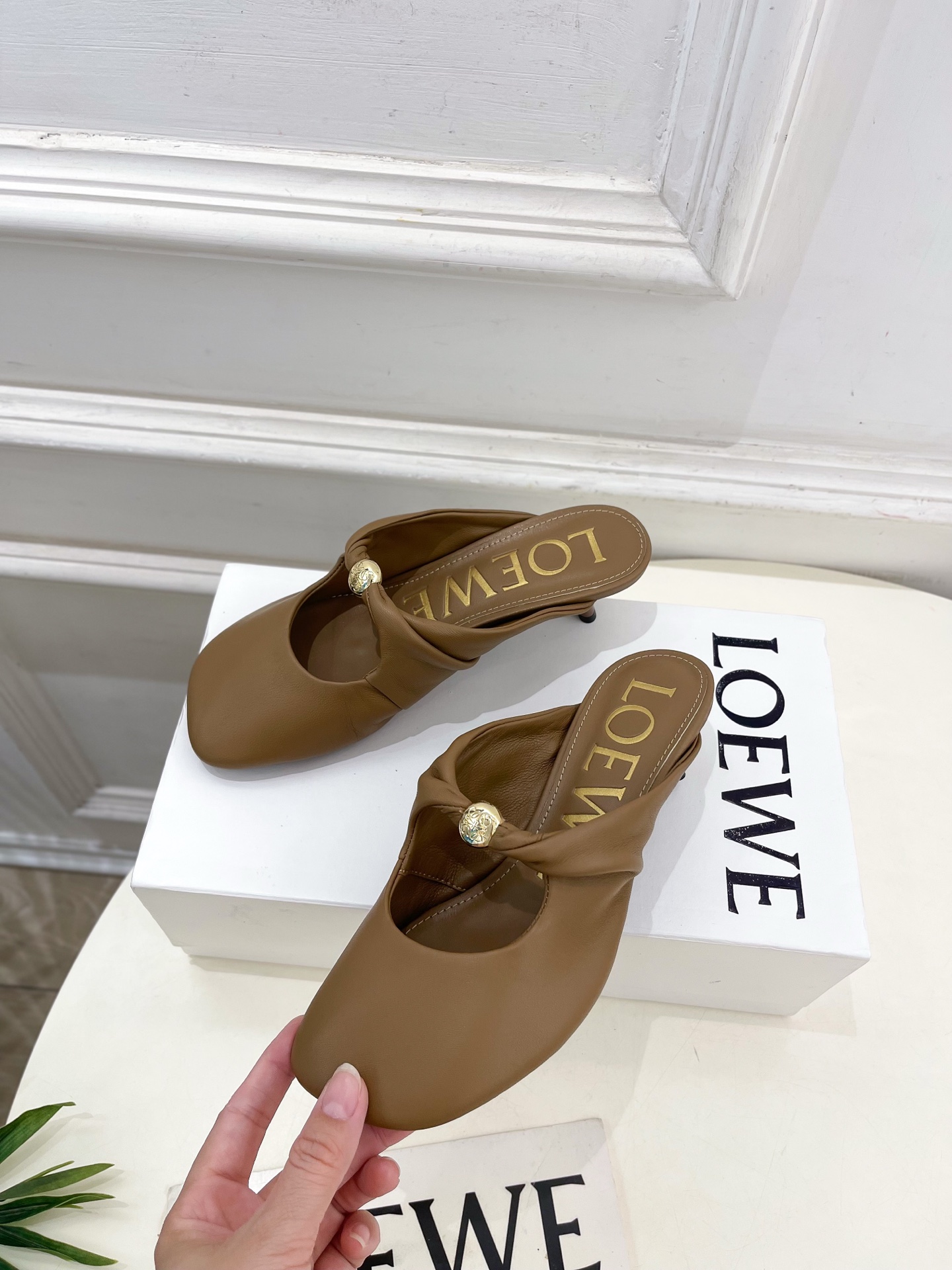LOEWE 罗意威 2025春夏新品 Pebble小猫跟穆勒拖鞋
—————————
LOEWE作为这两