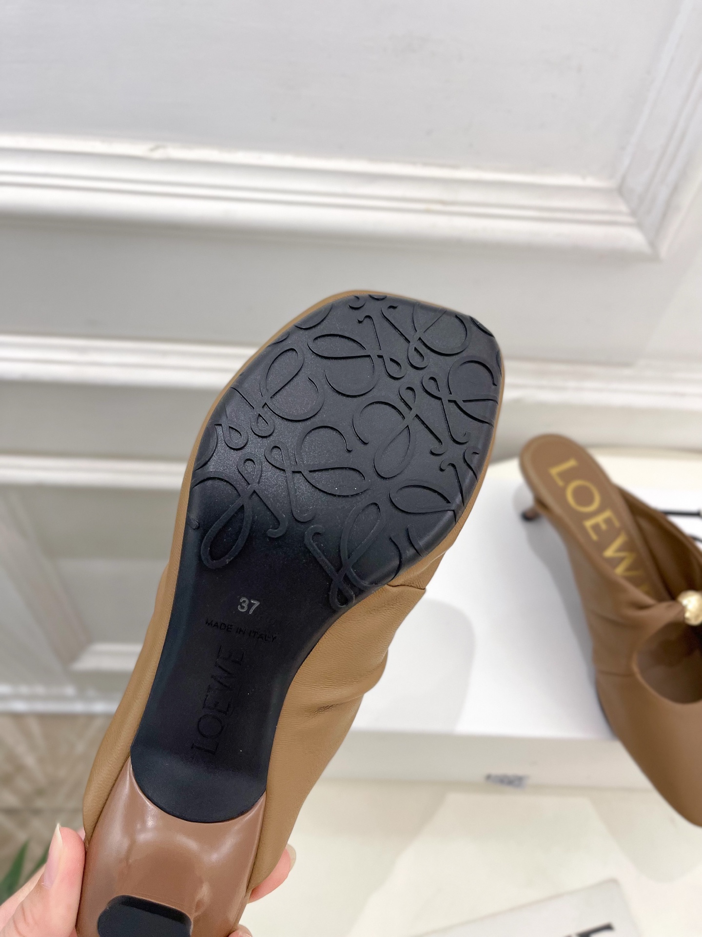 LOEWE 罗意威 2025春夏新品 Pebble小猫跟穆勒拖鞋
—————————
LOEWE作为这两