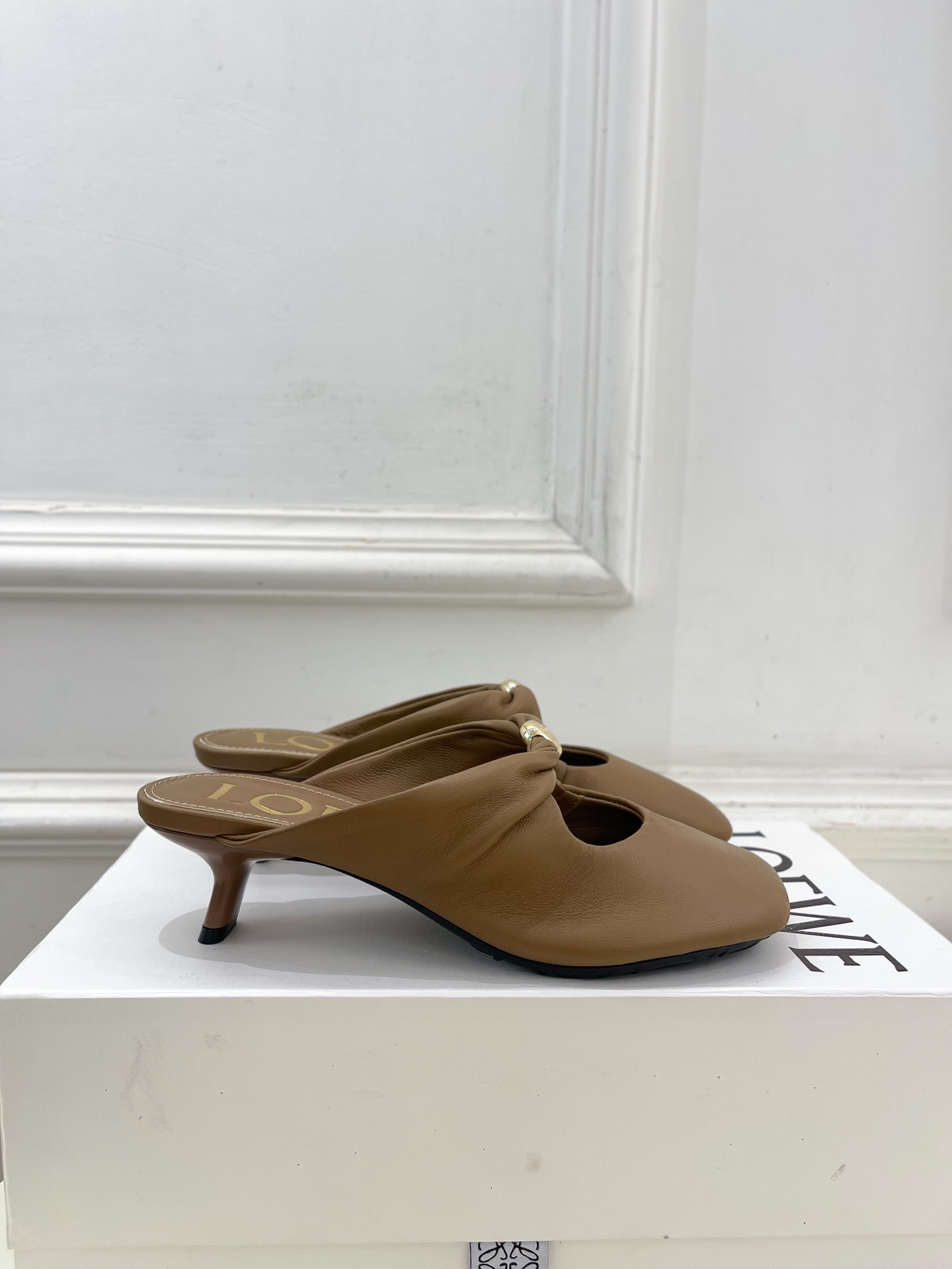 LOEWE 罗意威 2025春夏新品 Pebble小猫跟穆勒拖鞋
—————————
LOEWE作为这两