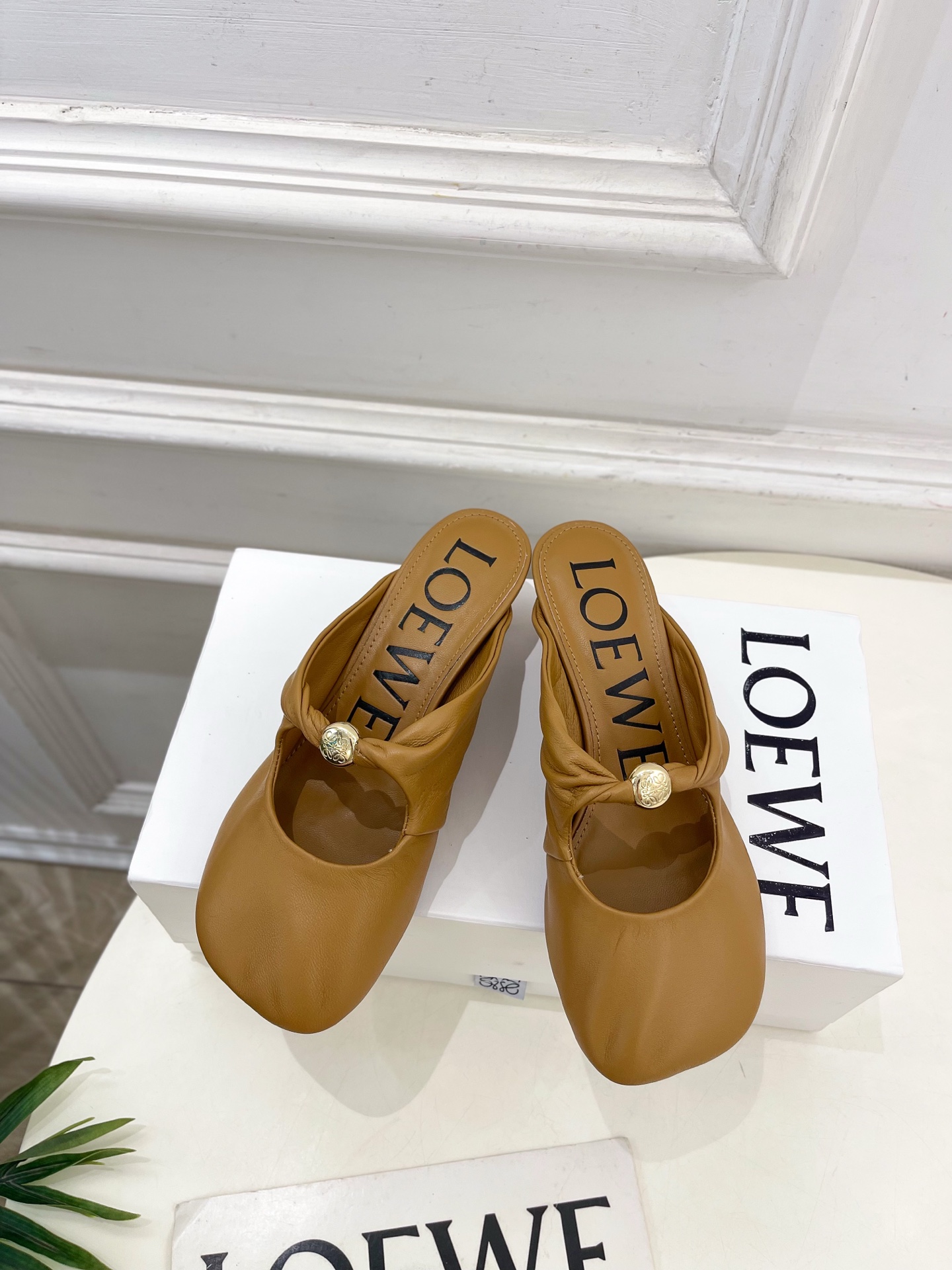 LOEWE 罗意威 2025春夏新品 Pebble小猫跟穆勒拖鞋
—————————
LOEWE作为这两