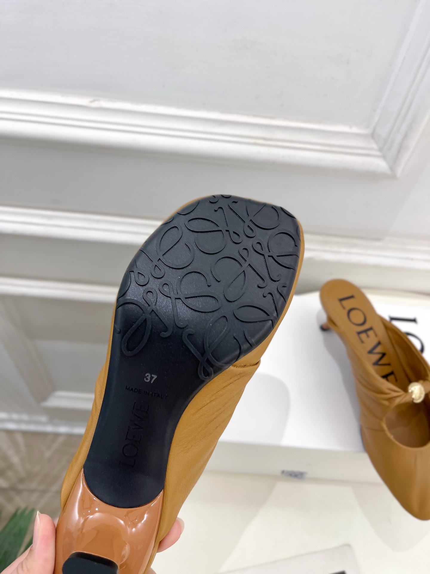 LOEWE 罗意威 2025春夏新品 Pebble小猫跟穆勒拖鞋
—————————
LOEWE作为这两