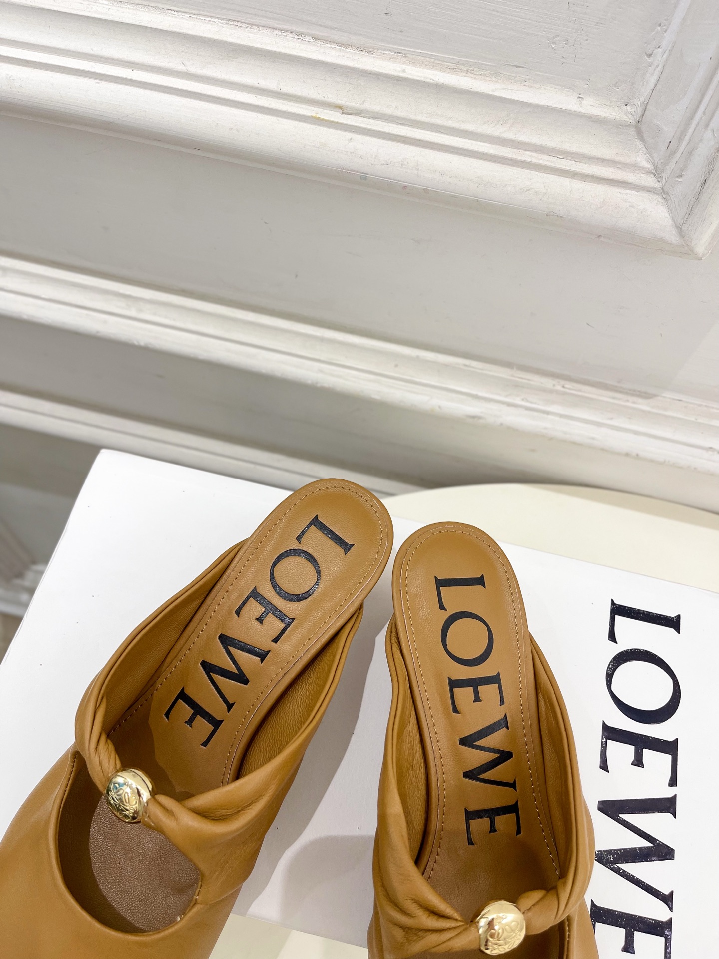 LOEWE 罗意威 2025春夏新品 Pebble小猫跟穆勒拖鞋
—————————
LOEWE作为这两