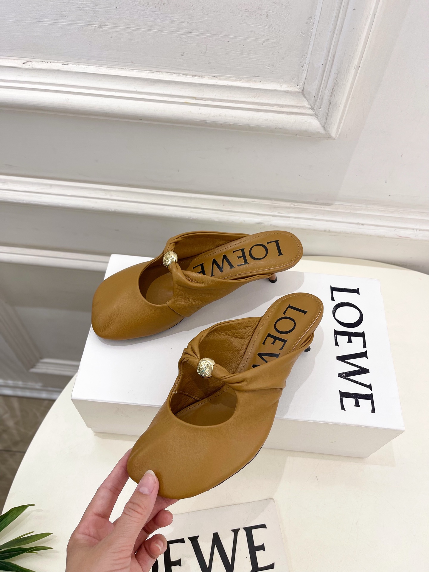 LOEWE 罗意威 2025春夏新品 Pebble小猫跟穆勒拖鞋
—————————
LOEWE作为这两