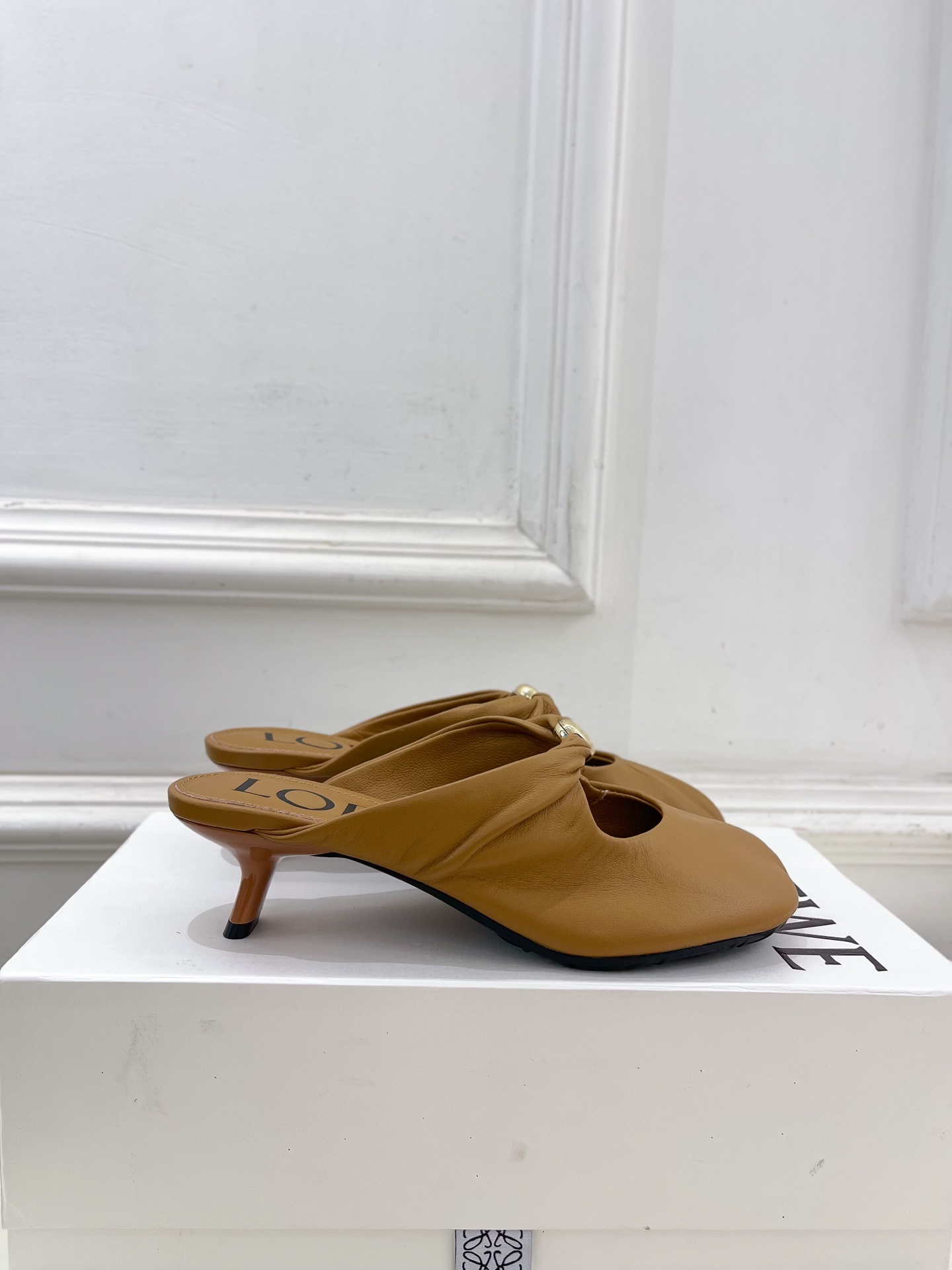 LOEWE 罗意威 2025春夏新品 Pebble小猫跟穆勒拖鞋
—————————
LOEWE作为这两