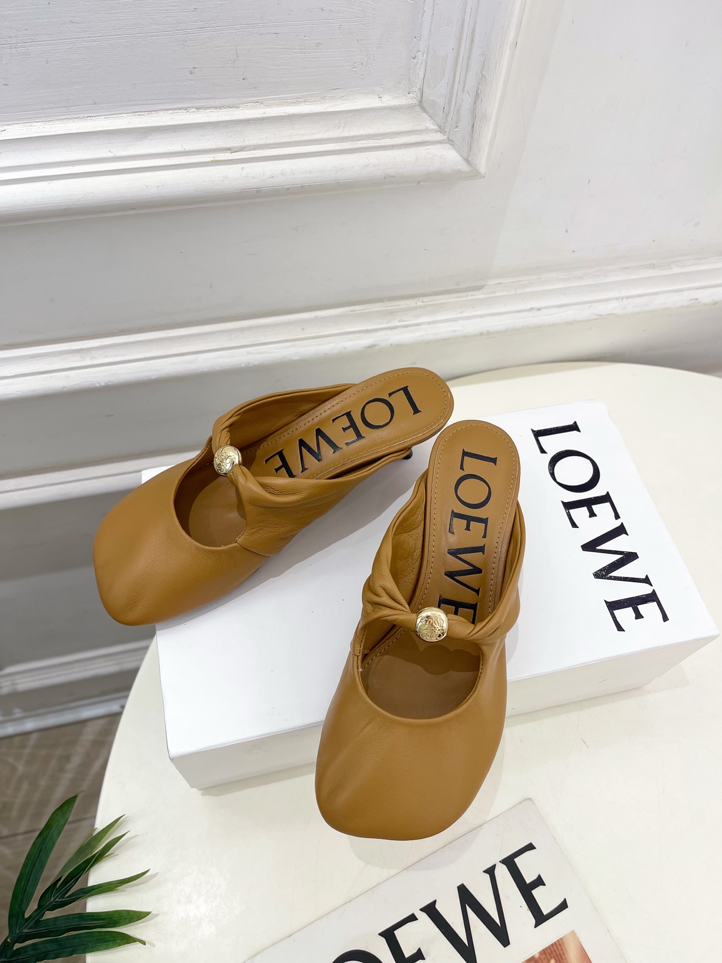 LOEWE 罗意威 2025春夏新品 Pebble小猫跟穆勒拖鞋
—————————
LOEWE作为这两