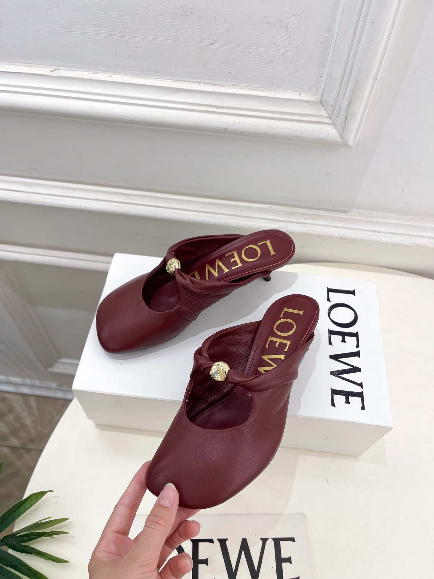 LOEWE 罗意威 2025春夏新品 Pebble小猫跟穆勒拖鞋
—————————
LOEWE作为这两