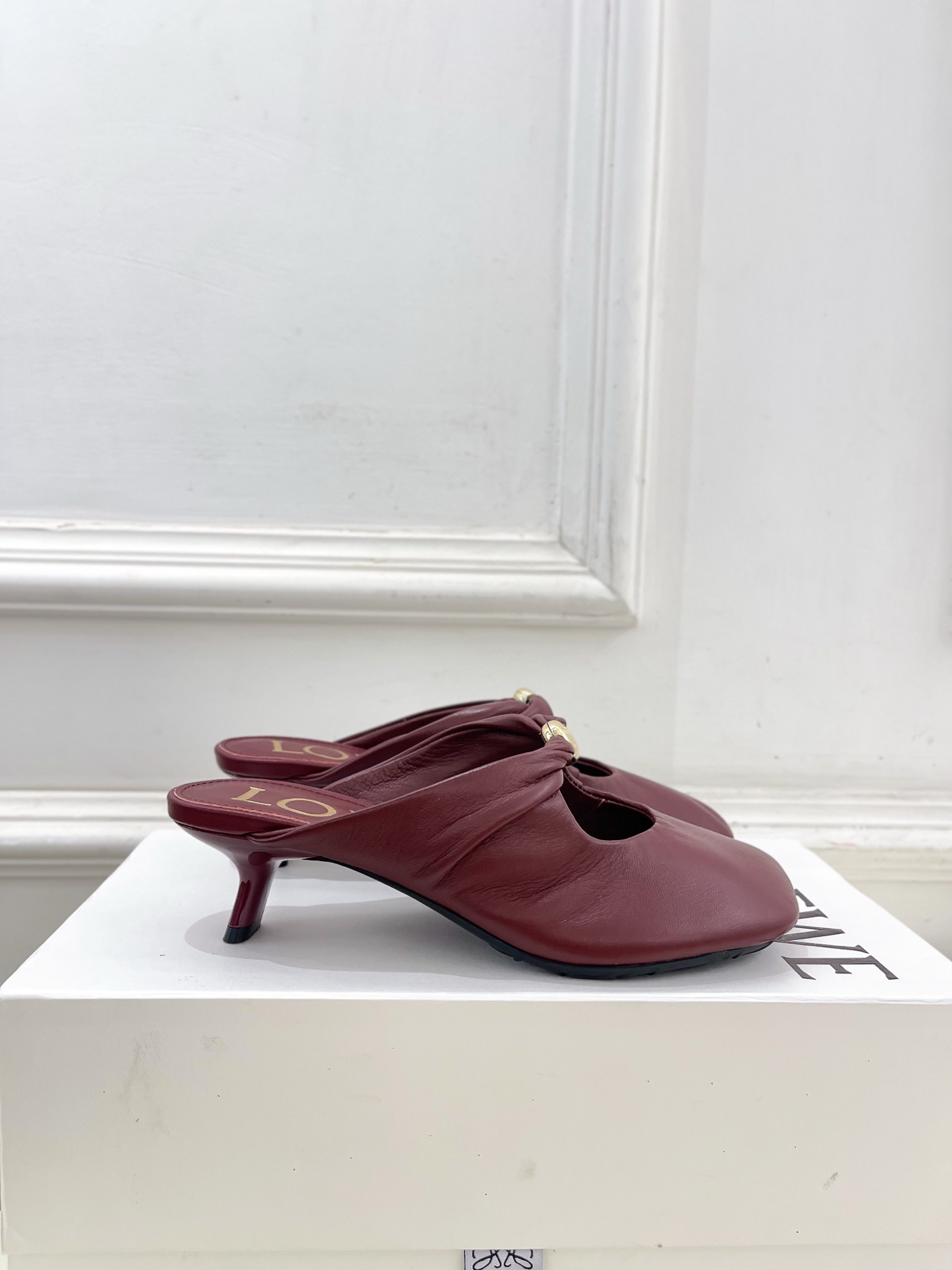 LOEWE 罗意威 2025春夏新品 Pebble小猫跟穆勒拖鞋
—————————
LOEWE作为这两
