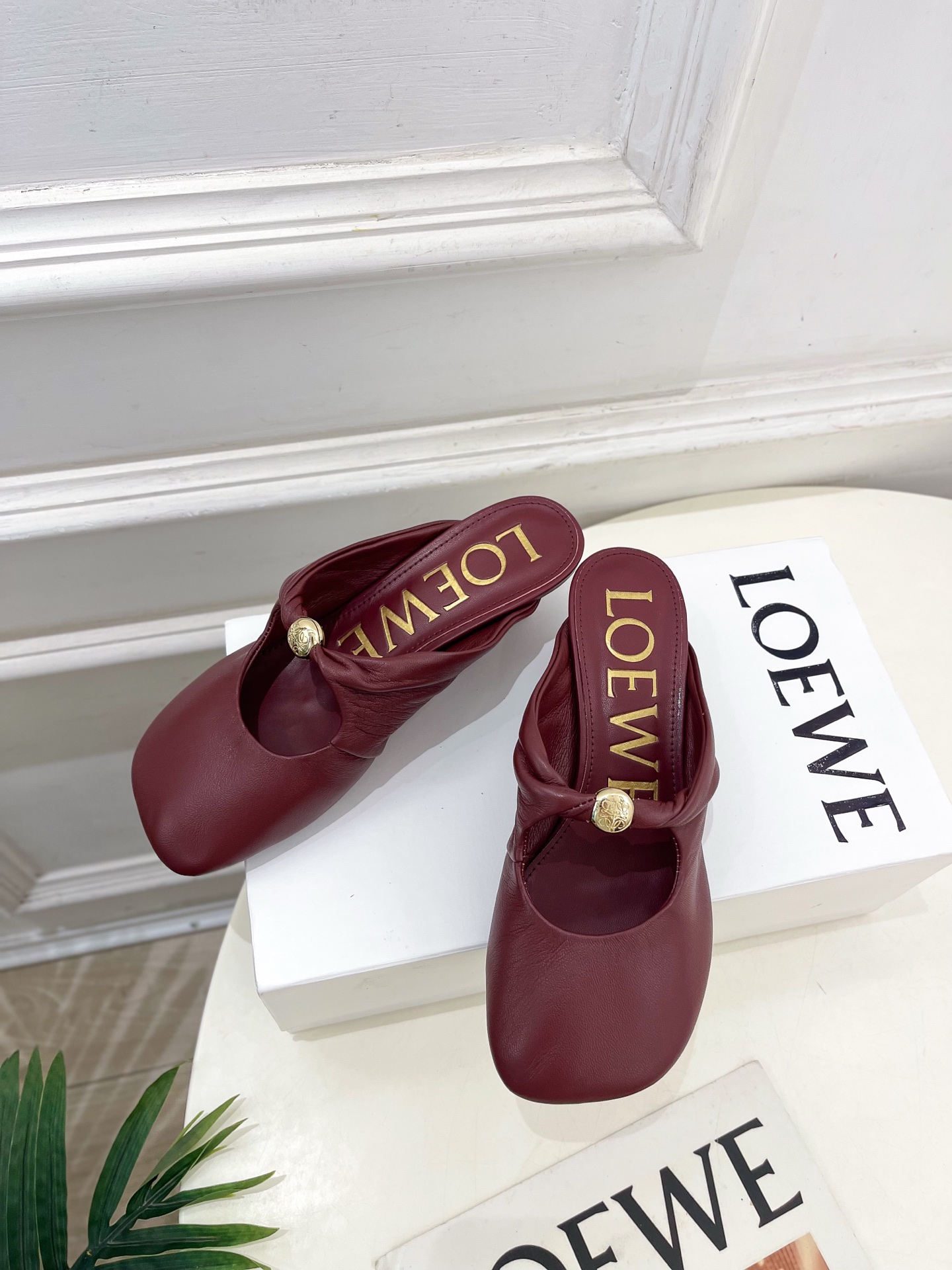 LOEWE 罗意威 2025春夏新品 Pebble小猫跟穆勒拖鞋
—————————
LOEWE作为这两