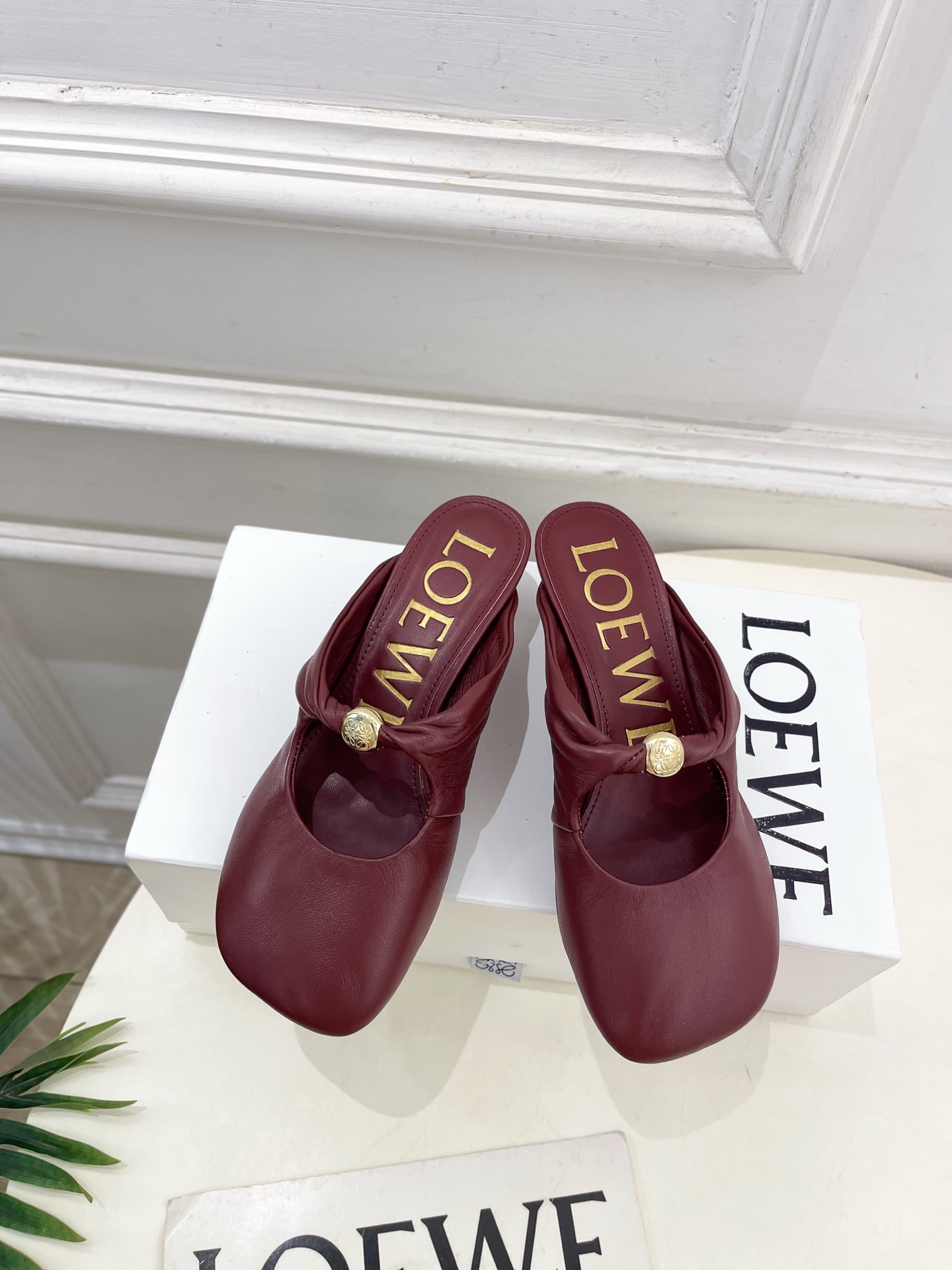 LOEWE 罗意威 2025春夏新品 Pebble小猫跟穆勒拖鞋
—————————
LOEWE作为这两
