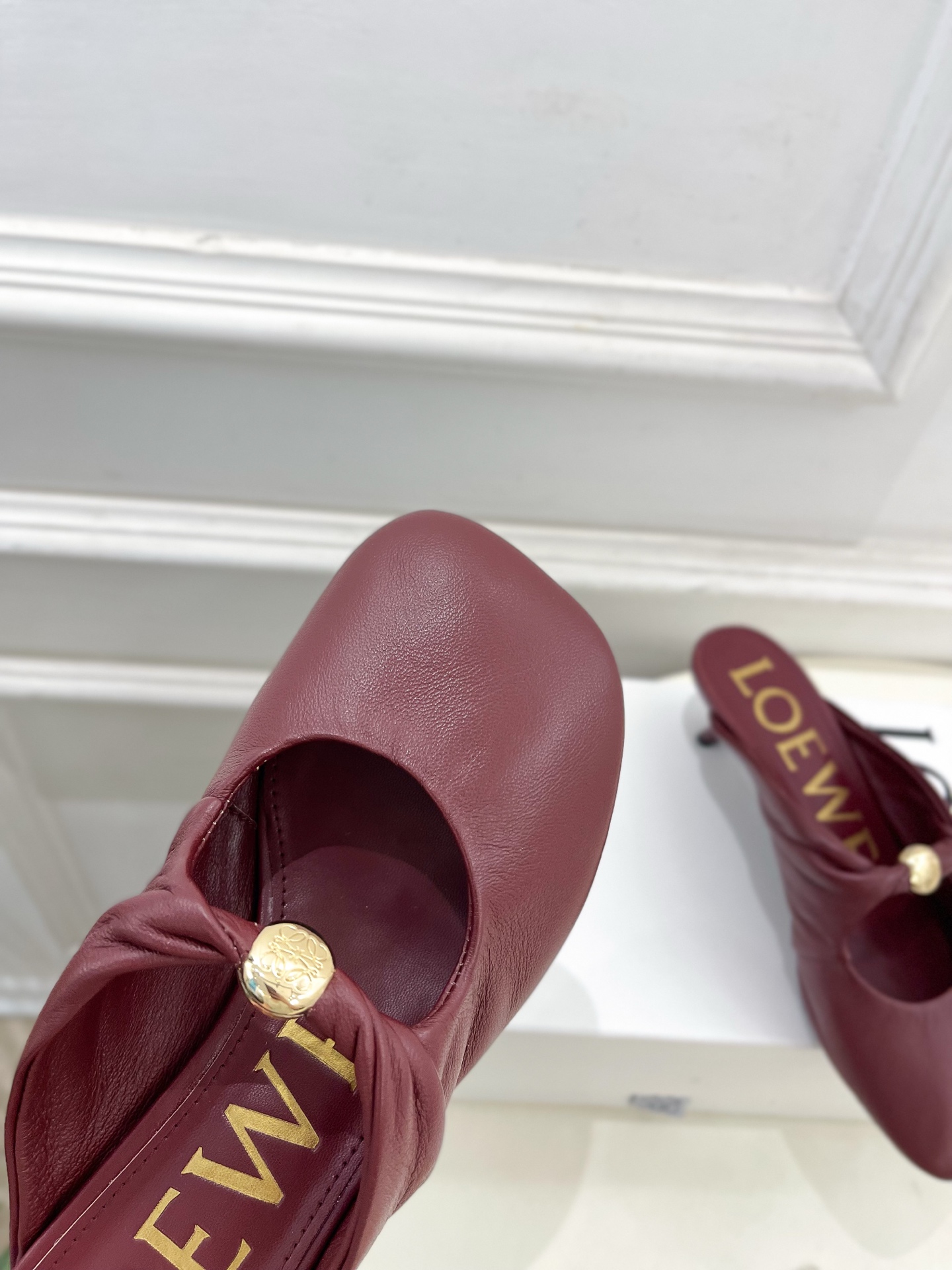 LOEWE 罗意威 2025春夏新品 Pebble小猫跟穆勒拖鞋
—————————
LOEWE作为这两