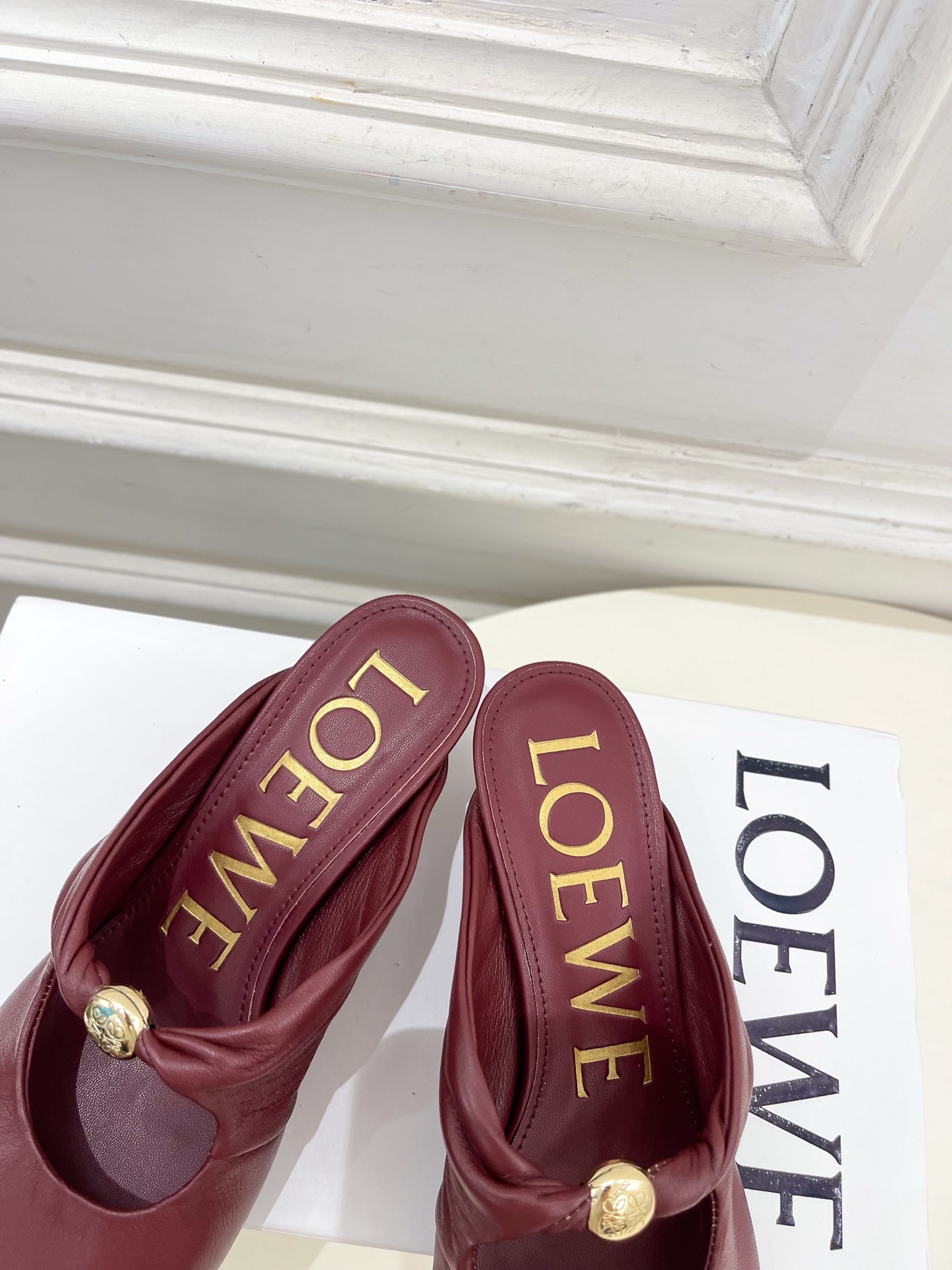 LOEWE 罗意威 2025春夏新品 Pebble小猫跟穆勒拖鞋
—————————
LOEWE作为这两