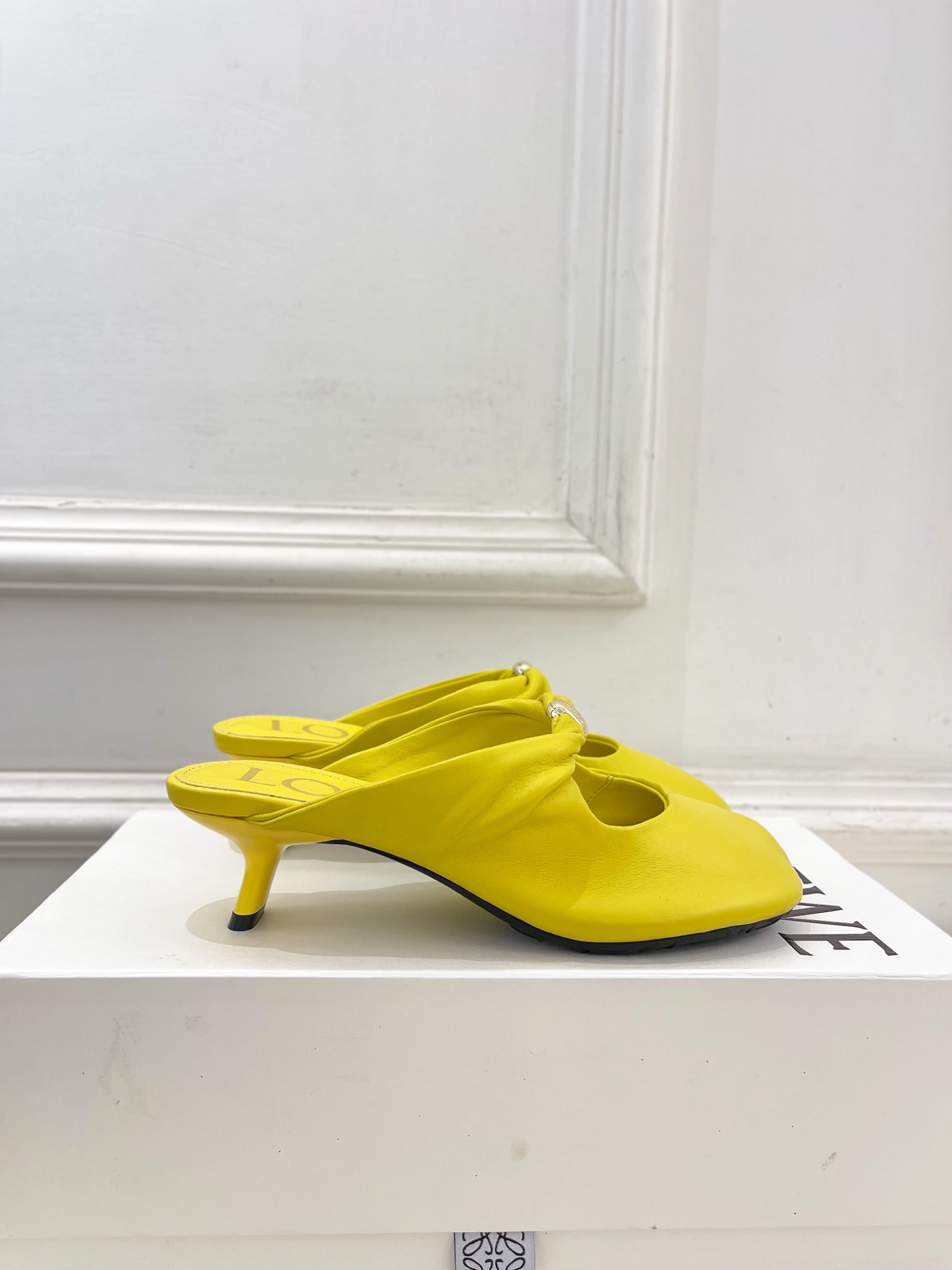 LOEWE 罗意威 2025春夏新品 Pebble小猫跟穆勒拖鞋
—————————
LOEWE作为这两