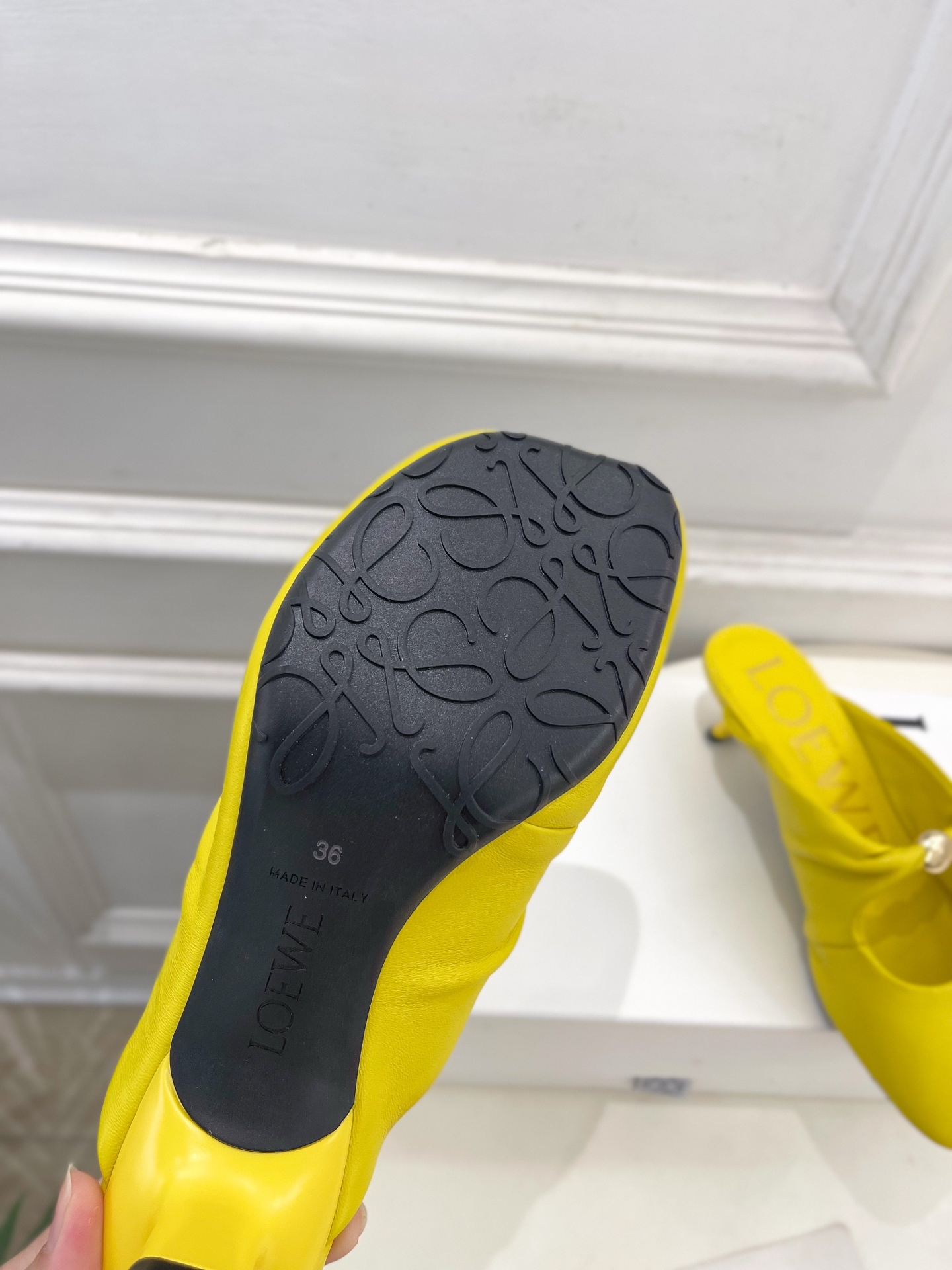 LOEWE 罗意威 2025春夏新品 Pebble小猫跟穆勒拖鞋
—————————
LOEWE作为这两