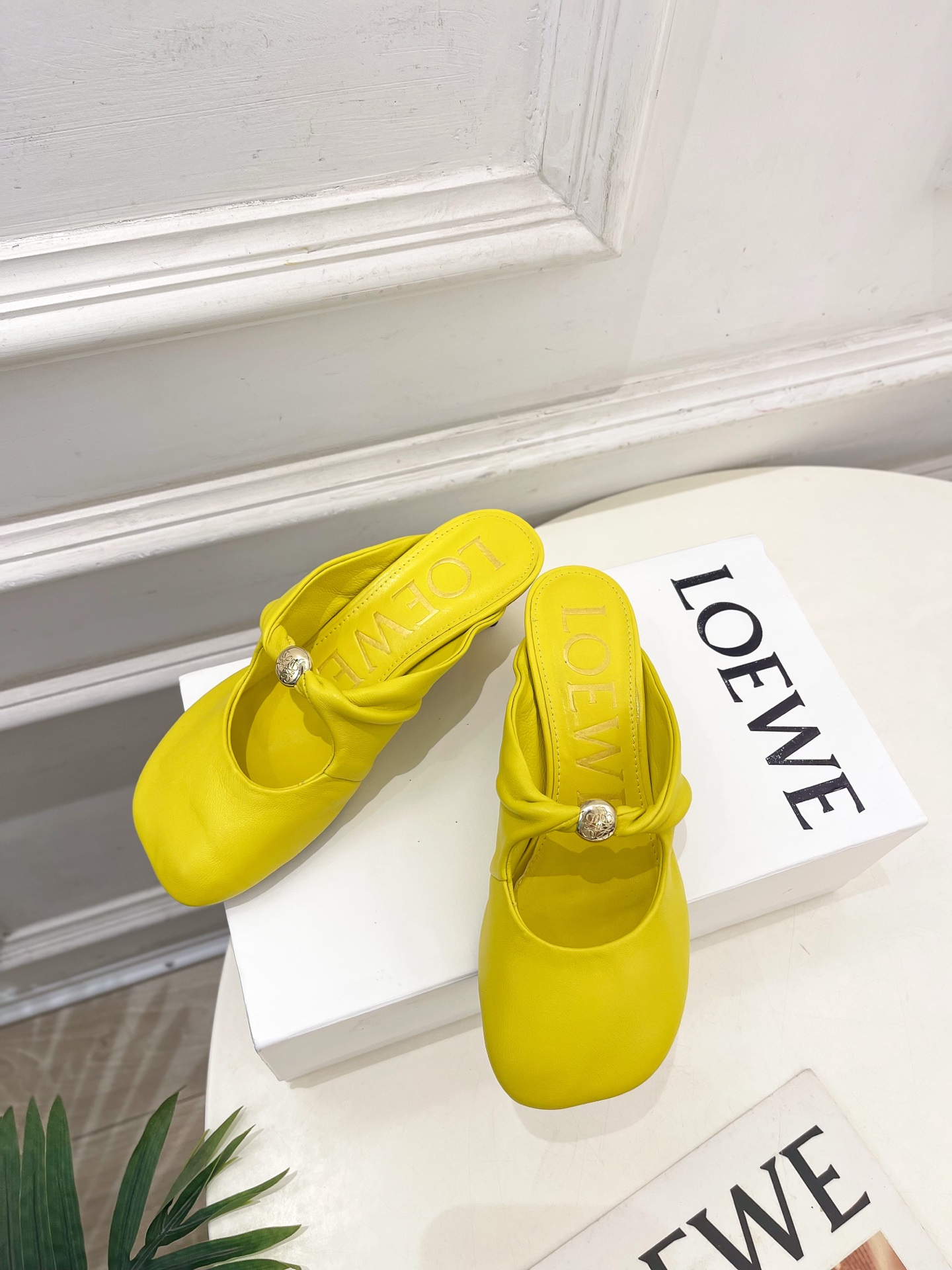 LOEWE 罗意威 2025春夏新品 Pebble小猫跟穆勒拖鞋
—————————
LOEWE作为这两