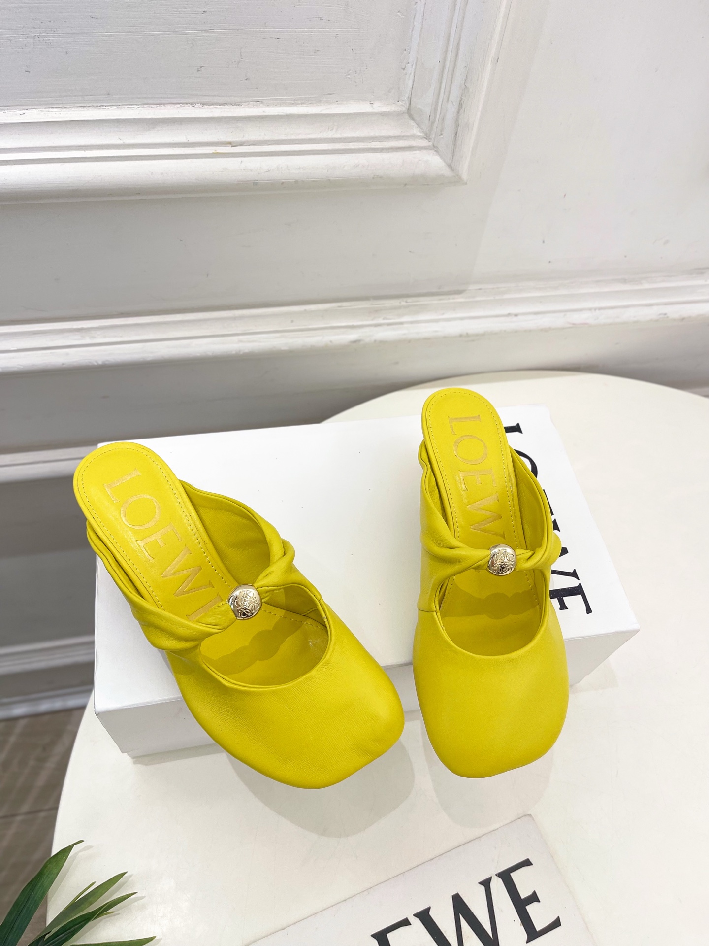 LOEWE 罗意威 2025春夏新品 Pebble小猫跟穆勒拖鞋
—————————
LOEWE作为这两