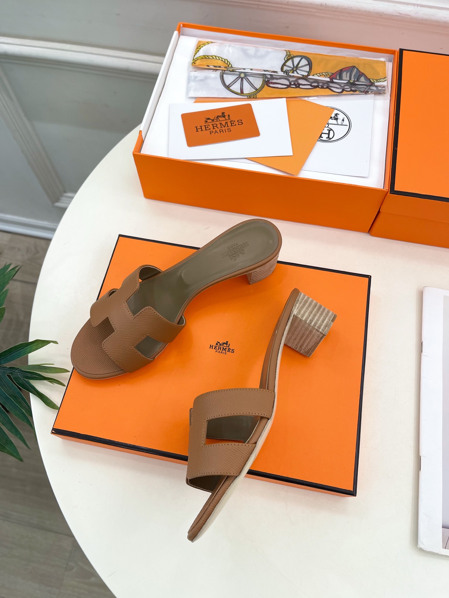 🐎𝐇𝐄𝐑𝐌𝐄* 爱玛仕 25𝐬𝐬 

🌈2025春夏新品 专柜新款 经典H型Oasis粗跟拖鞋系列〰

