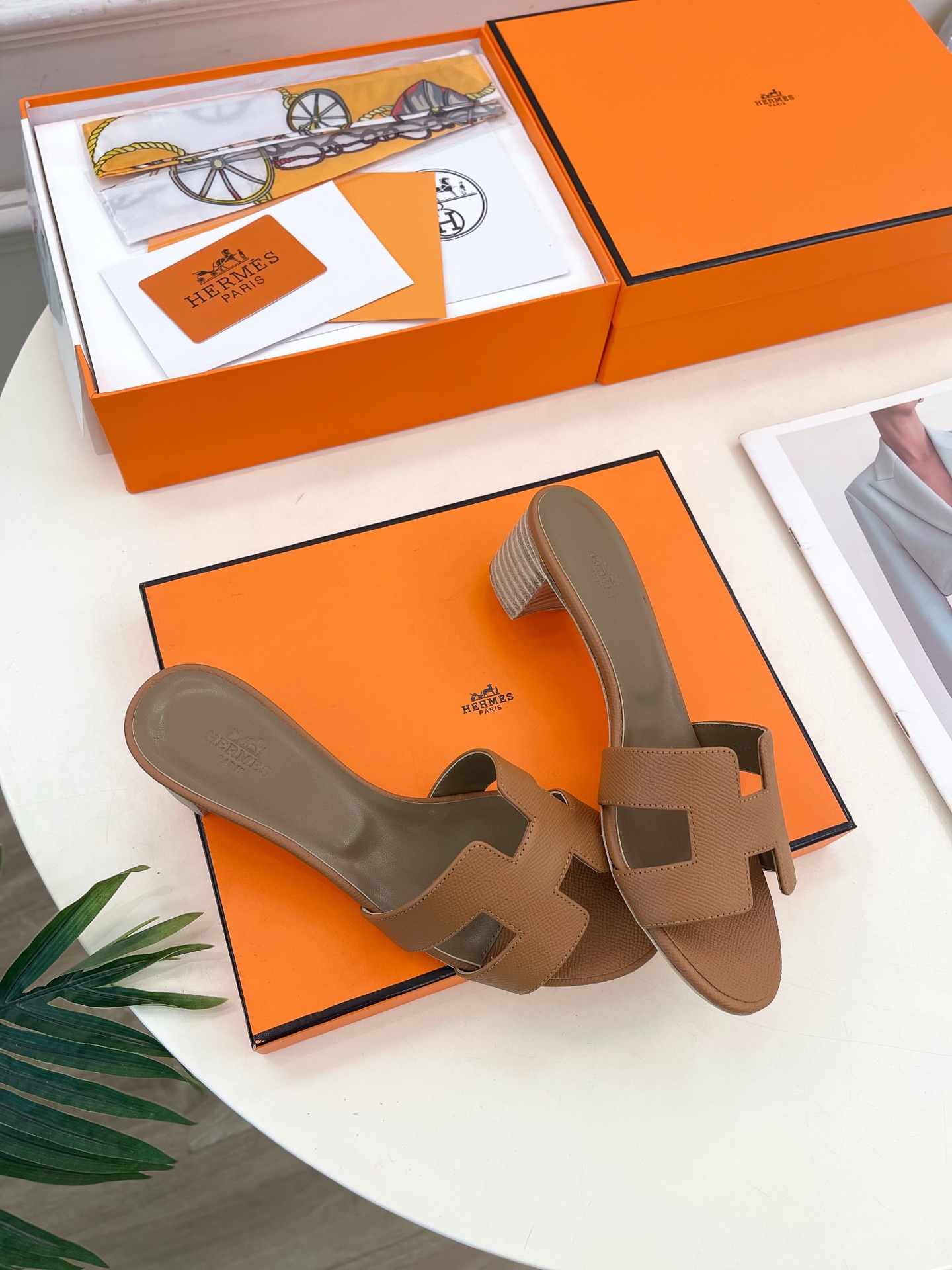🐎𝐇𝐄𝐑𝐌𝐄* 爱玛仕 25𝐬𝐬 

🌈2025春夏新品 专柜新款 经典H型Oasis粗跟拖鞋系列〰

