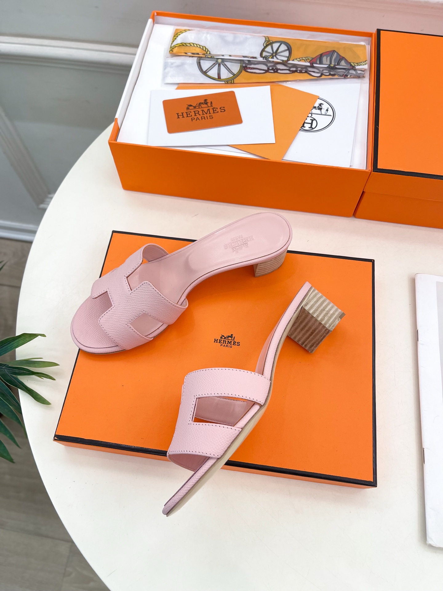 🐎𝐇𝐄𝐑𝐌𝐄* 爱玛仕 25𝐬𝐬 

🌈2025春夏新品 专柜新款 经典H型Oasis粗跟拖鞋系列〰

