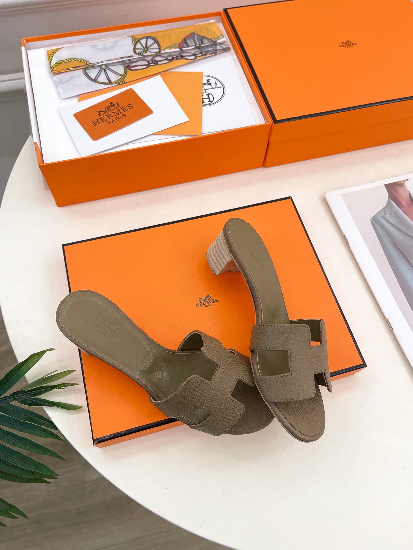 🐎𝐇𝐄𝐑𝐌𝐄* 爱玛仕 25𝐬𝐬 

🌈2025春夏新品 专柜新款 经典H型Oasis粗跟拖鞋系列〰

