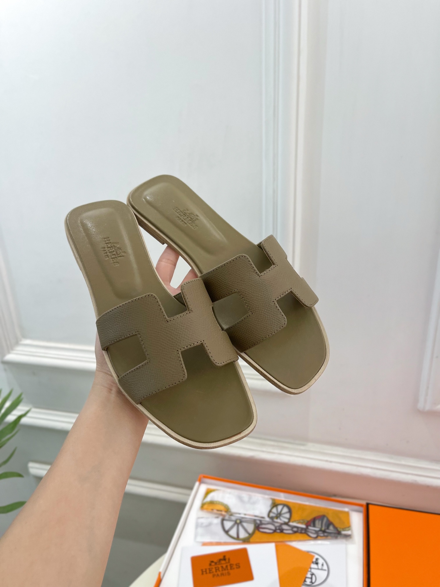 🐎𝐇𝐄𝐑𝐌𝐄* 爱玛仕 25𝐬𝐬 

🌈2025春夏新品 专柜新款 经典H型Oran平底拖鞋系列〰

◽