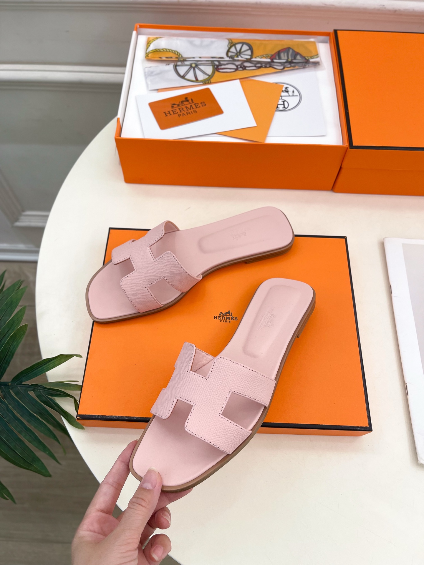 🐎𝐇𝐄𝐑𝐌𝐄* 爱玛仕 25𝐬𝐬 

🌈2025春夏新品 专柜新款 经典H型Oran平底拖鞋系列〰

◽