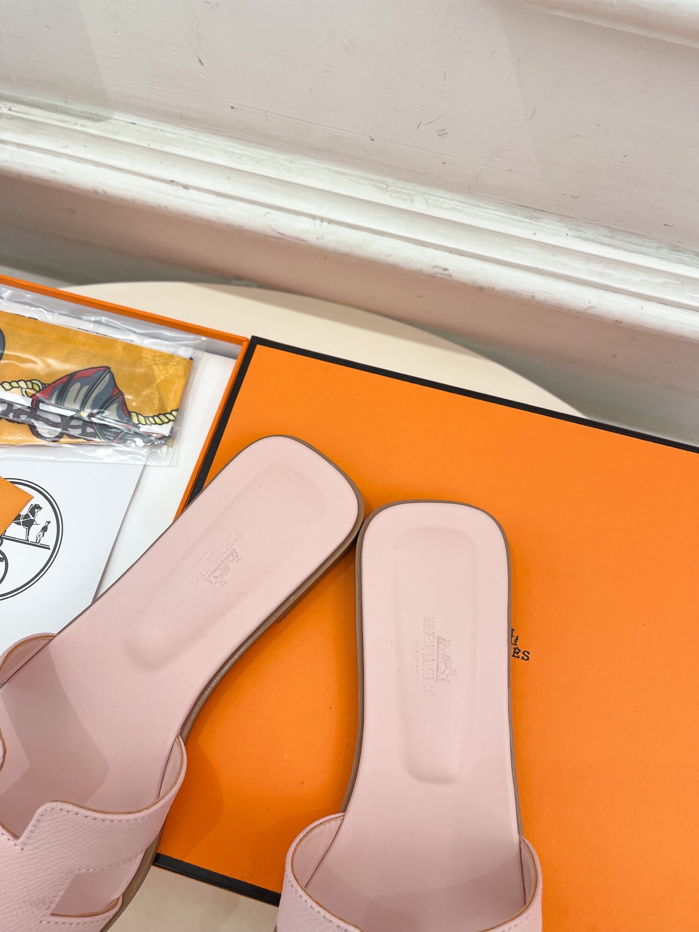 🐎𝐇𝐄𝐑𝐌𝐄* 爱玛仕 25𝐬𝐬 

🌈2025春夏新品 专柜新款 经典H型Oran平底拖鞋系列〰

◽