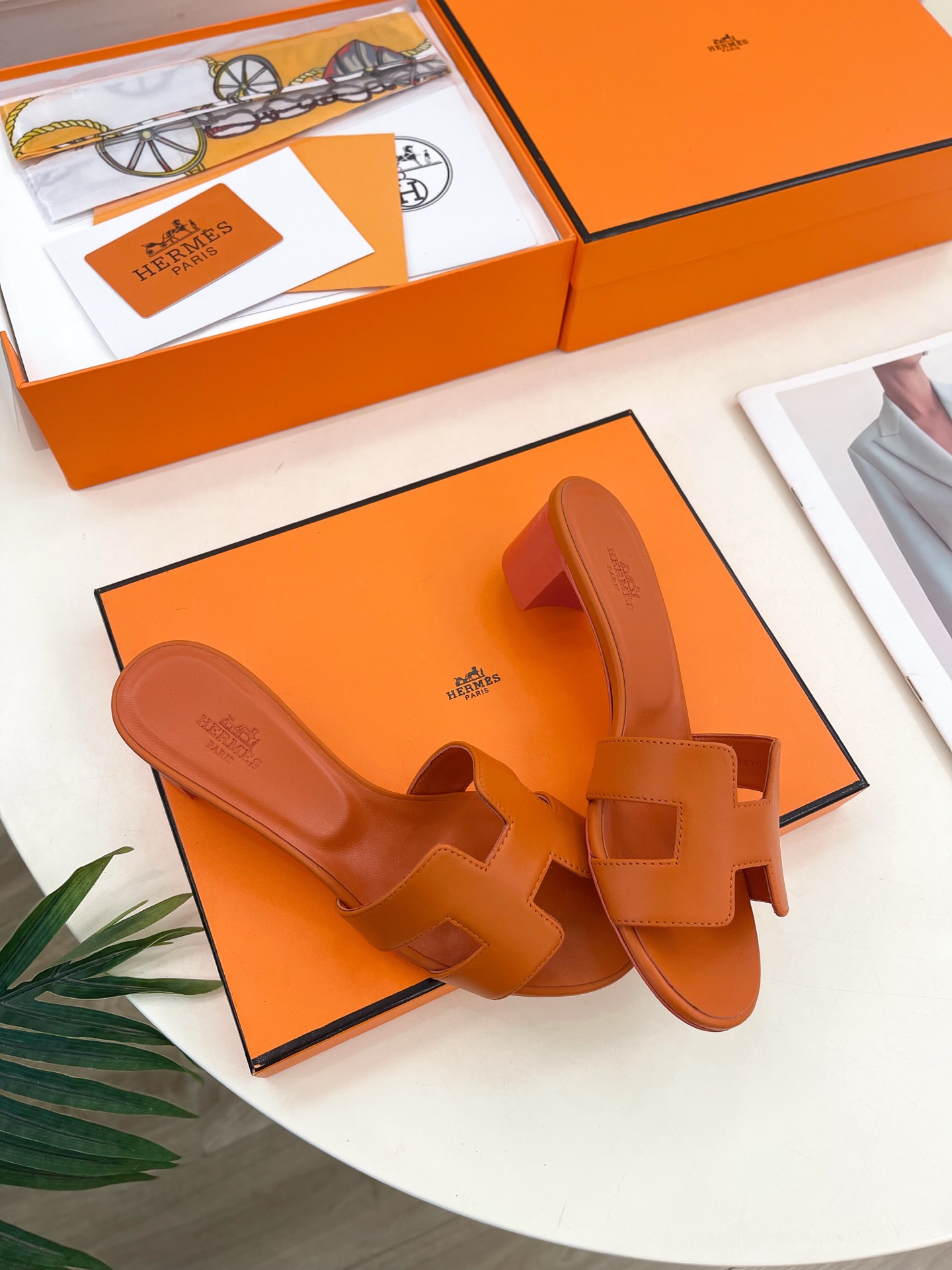 🐎𝐇𝐄𝐑𝐌𝐄* 爱玛仕 25𝐬𝐬 

🌈2025春夏新品 专柜新款 经典H型Oasis粗跟拖鞋系列〰

