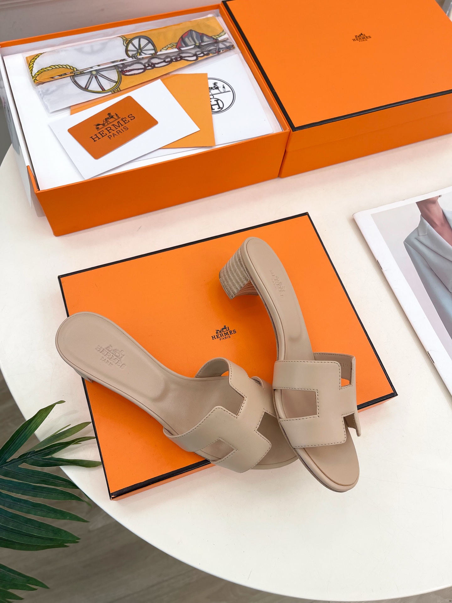 🐎𝐇𝐄𝐑𝐌𝐄* 爱玛仕 25𝐬𝐬 

🌈2025春夏新品 专柜新款 经典H型Oasis粗跟拖鞋系列〰

