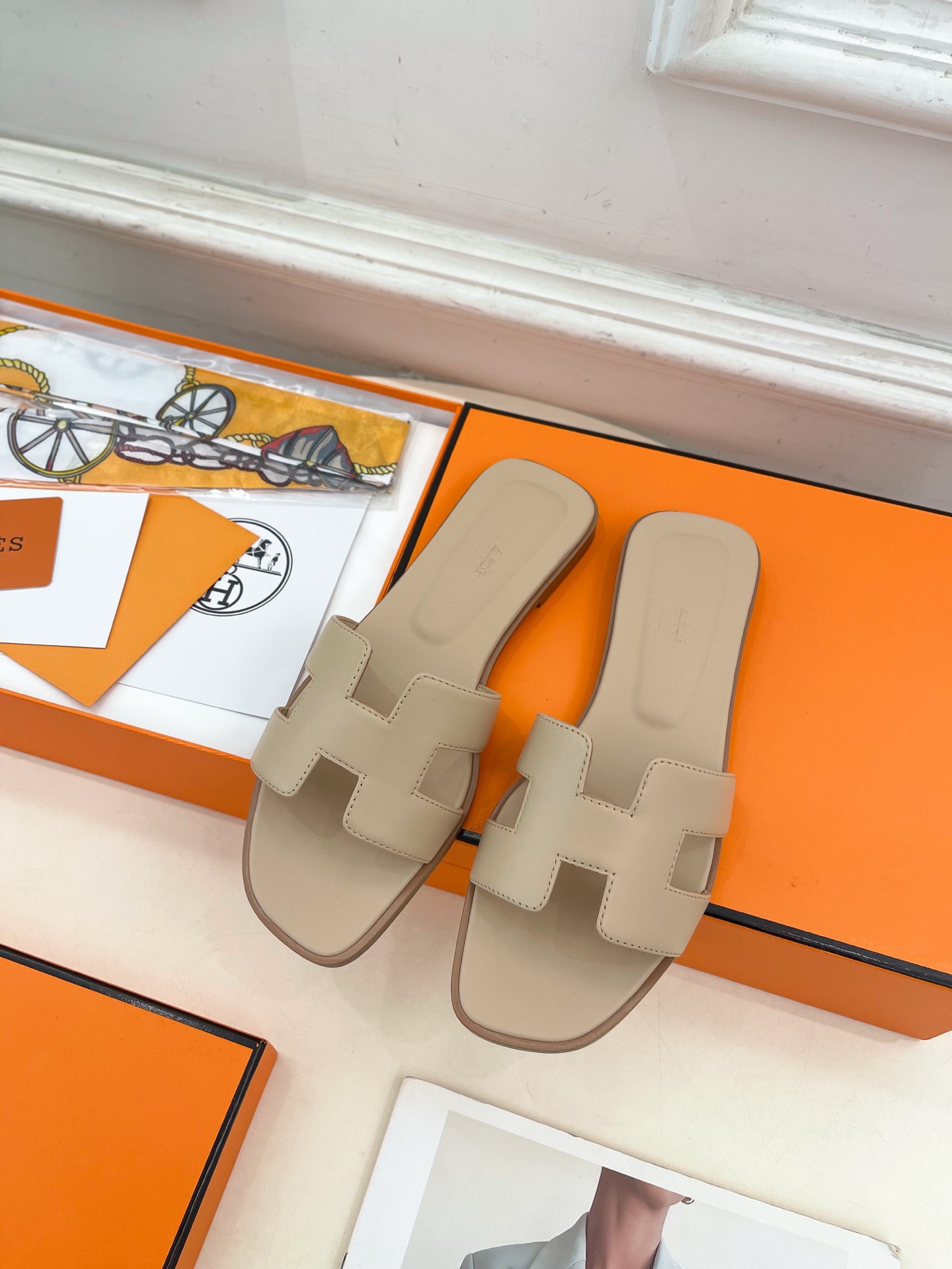 🐎𝐇𝐄𝐑𝐌𝐄* 爱玛仕 25𝐬𝐬 

🌈2025春夏新品 专柜新款 经典H型Oran平底拖鞋系列〰

◽