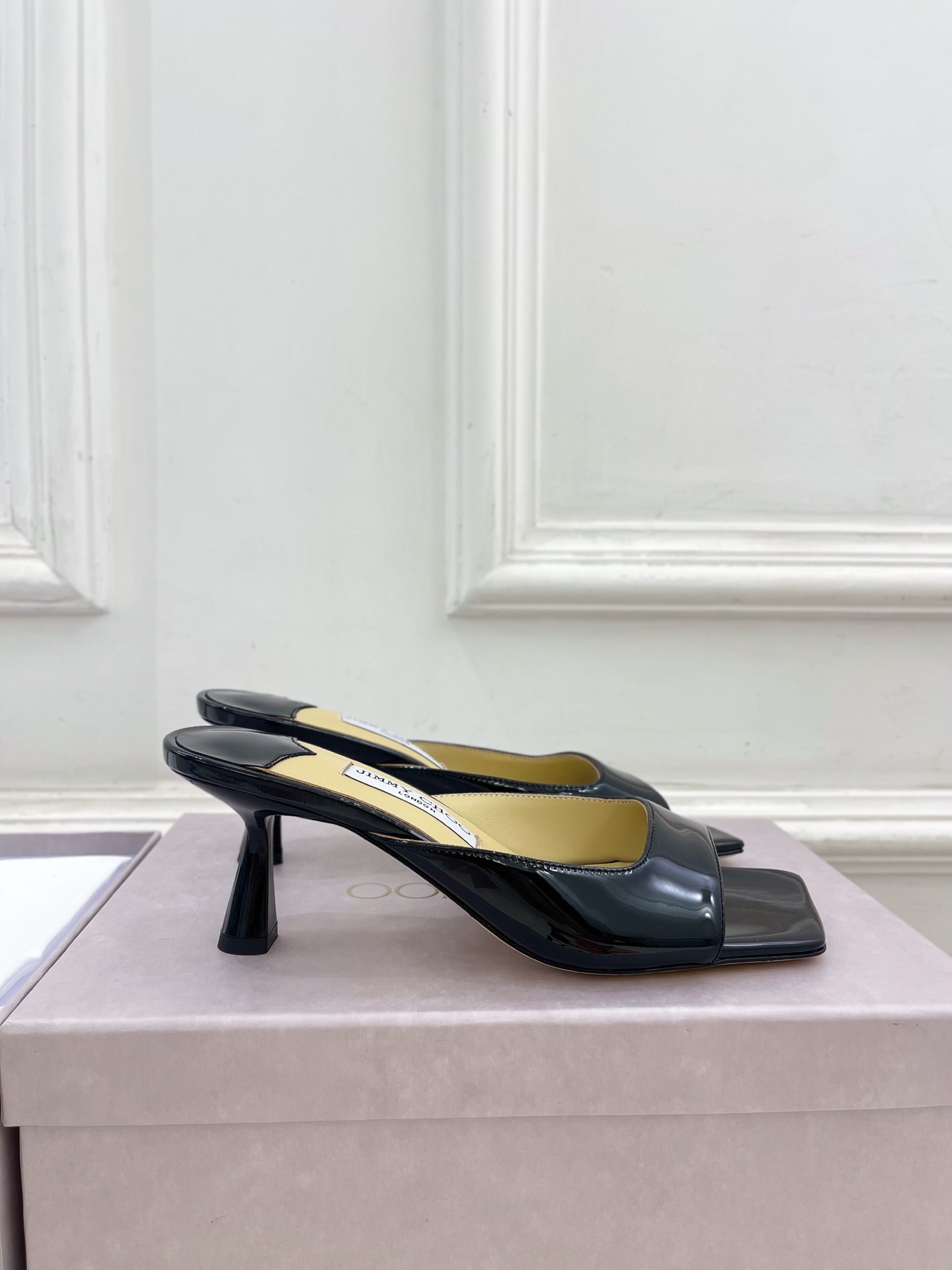 JimmyChoo✨吉米周 25ss ———
    
2025春夏新品 专柜最新JC方头高跟拖鞋 名媛