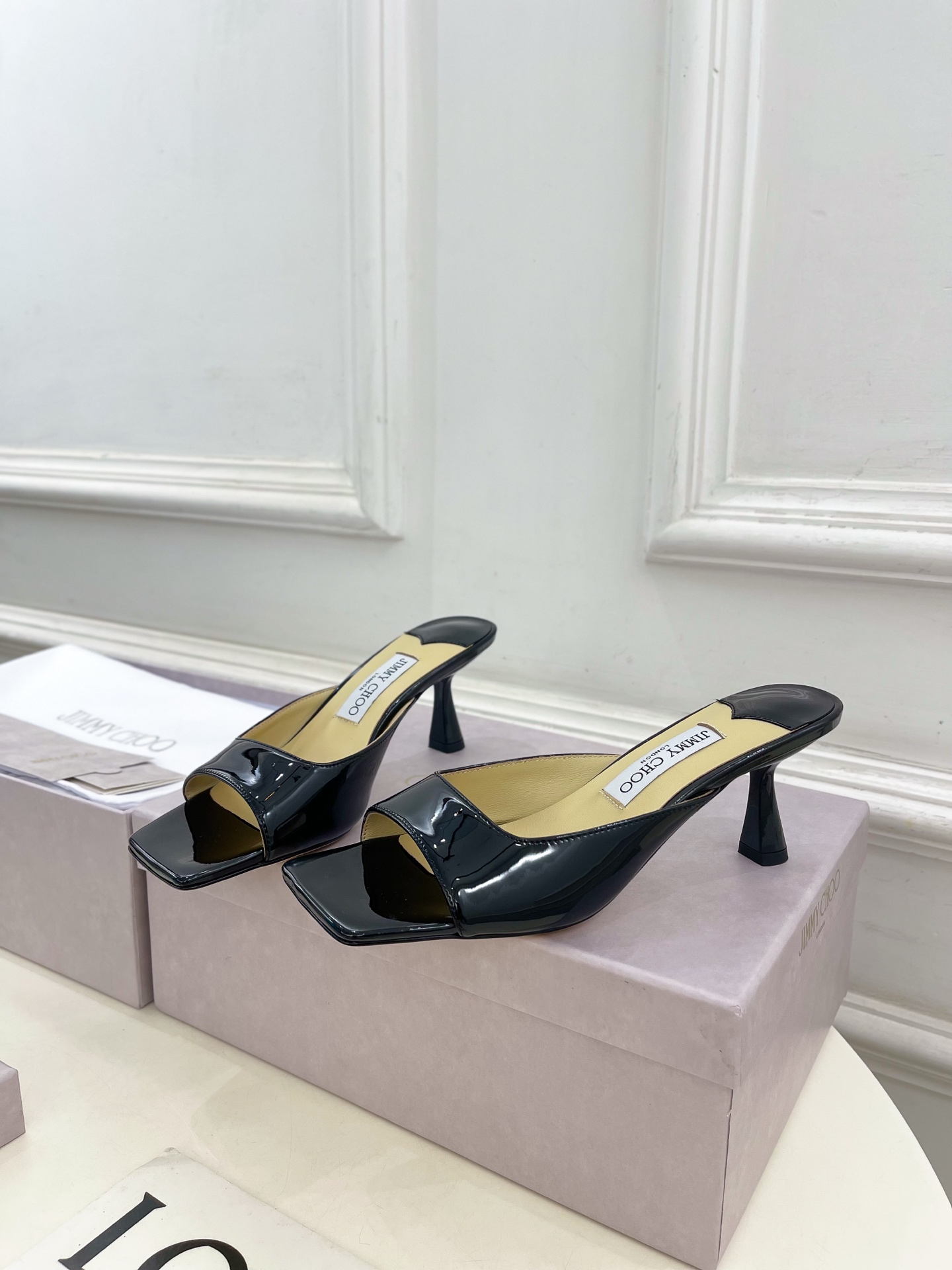 JimmyChoo✨吉米周 25ss ———
    
2025春夏新品 专柜最新JC方头高跟拖鞋 名媛