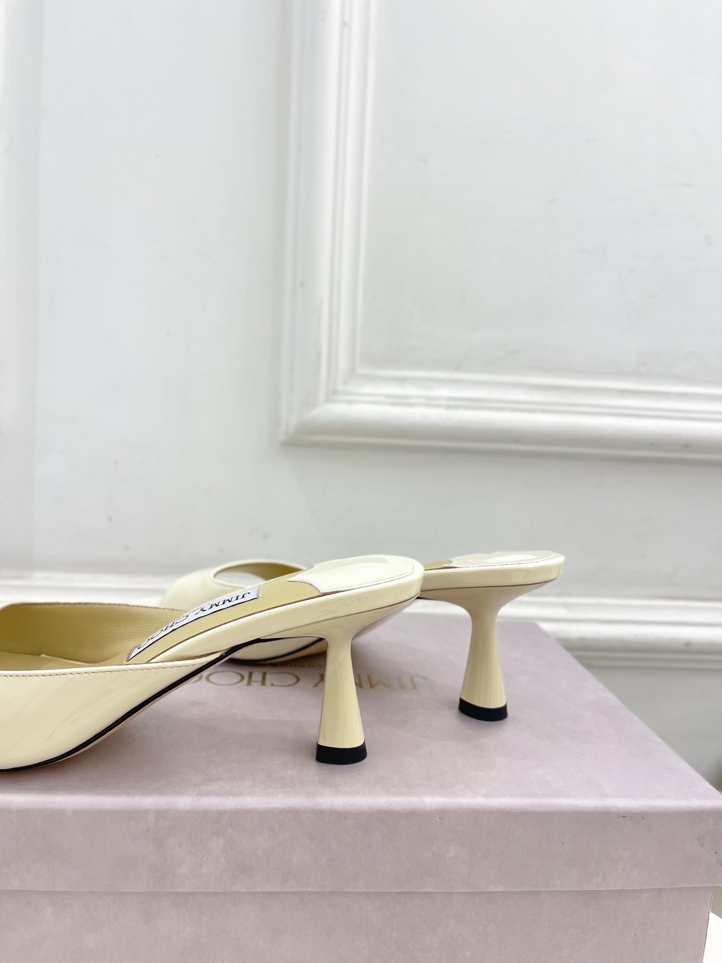 JimmyChoo✨吉米周 25ss ———
    
2025春夏新品 专柜最新JC方头高跟拖鞋 名媛