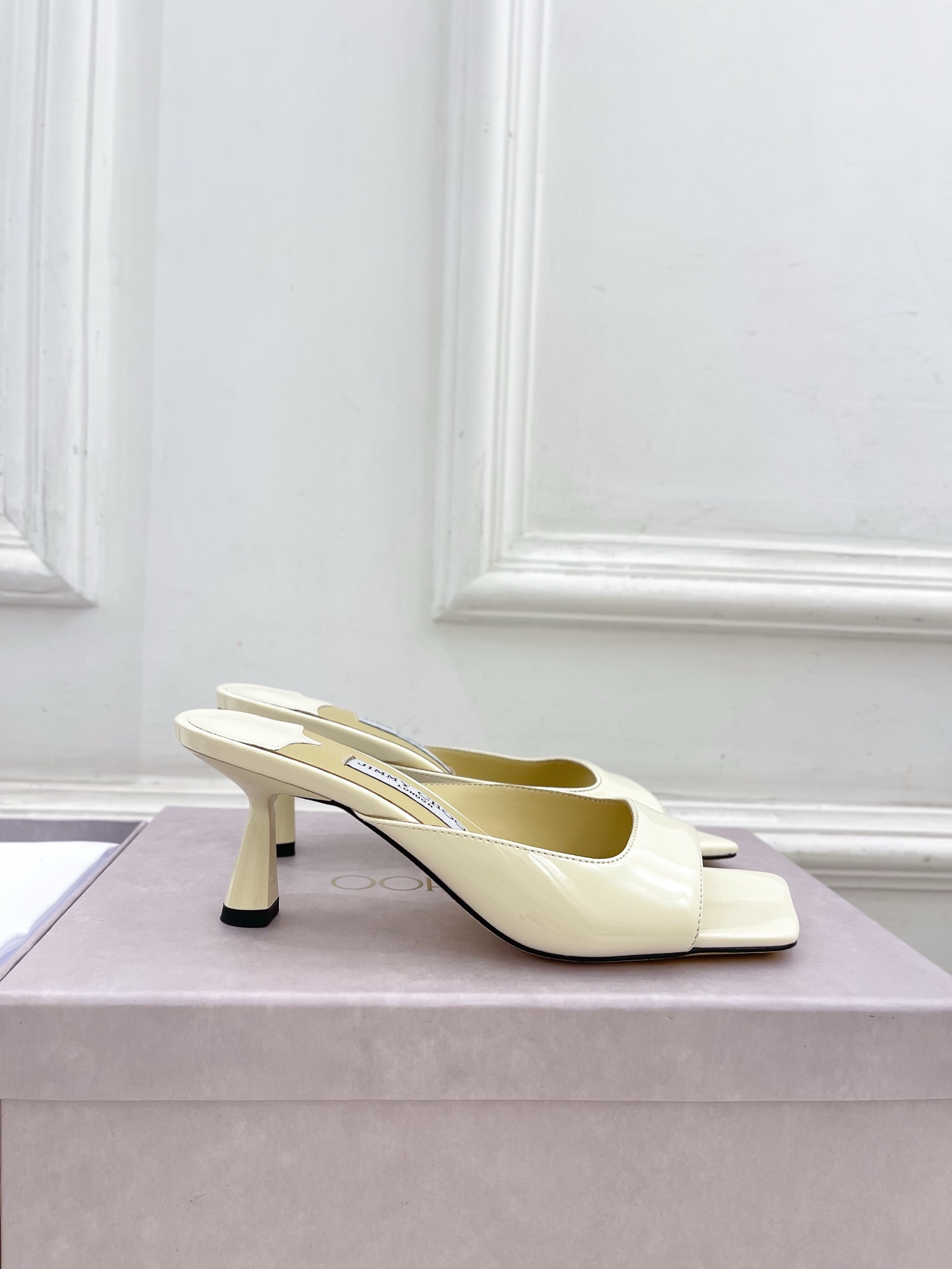 JimmyChoo✨吉米周 25ss ———
    
2025春夏新品 专柜最新JC方头高跟拖鞋 名媛