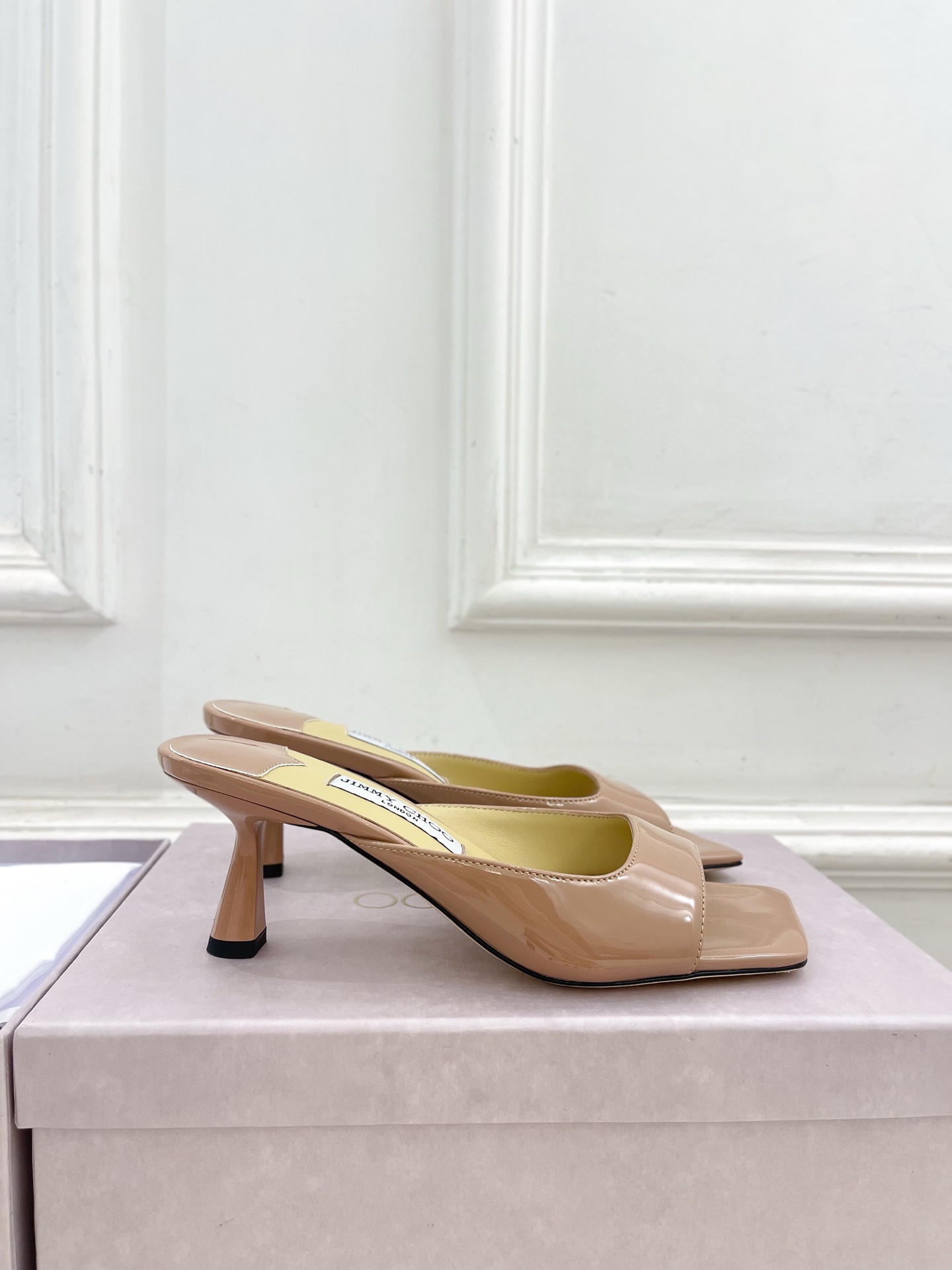 JimmyChoo✨吉米周 25ss ———
    
2025春夏新品 专柜最新JC方头高跟拖鞋 名媛