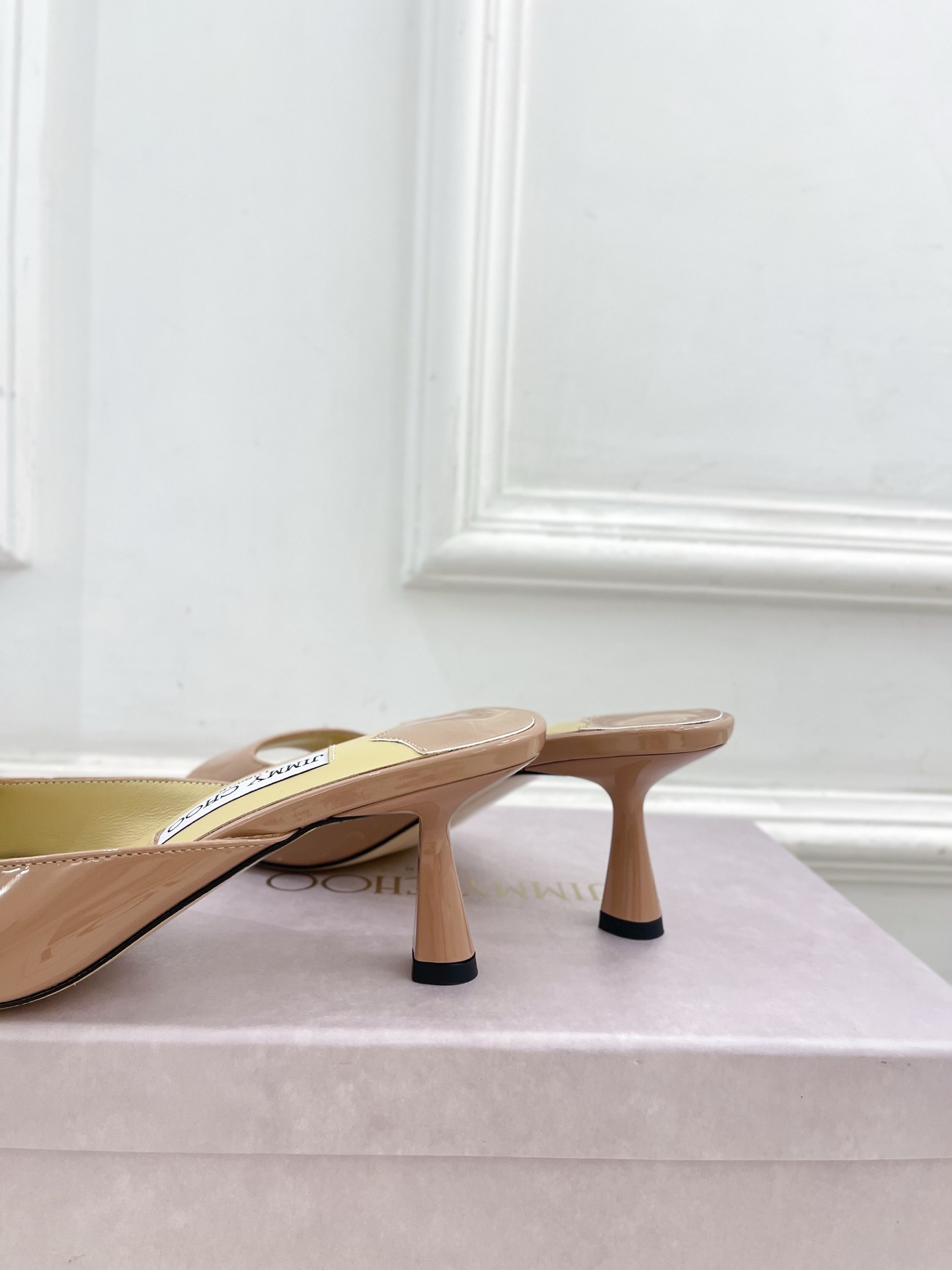 JimmyChoo✨吉米周 25ss ———
    
2025春夏新品 专柜最新JC方头高跟拖鞋 名媛