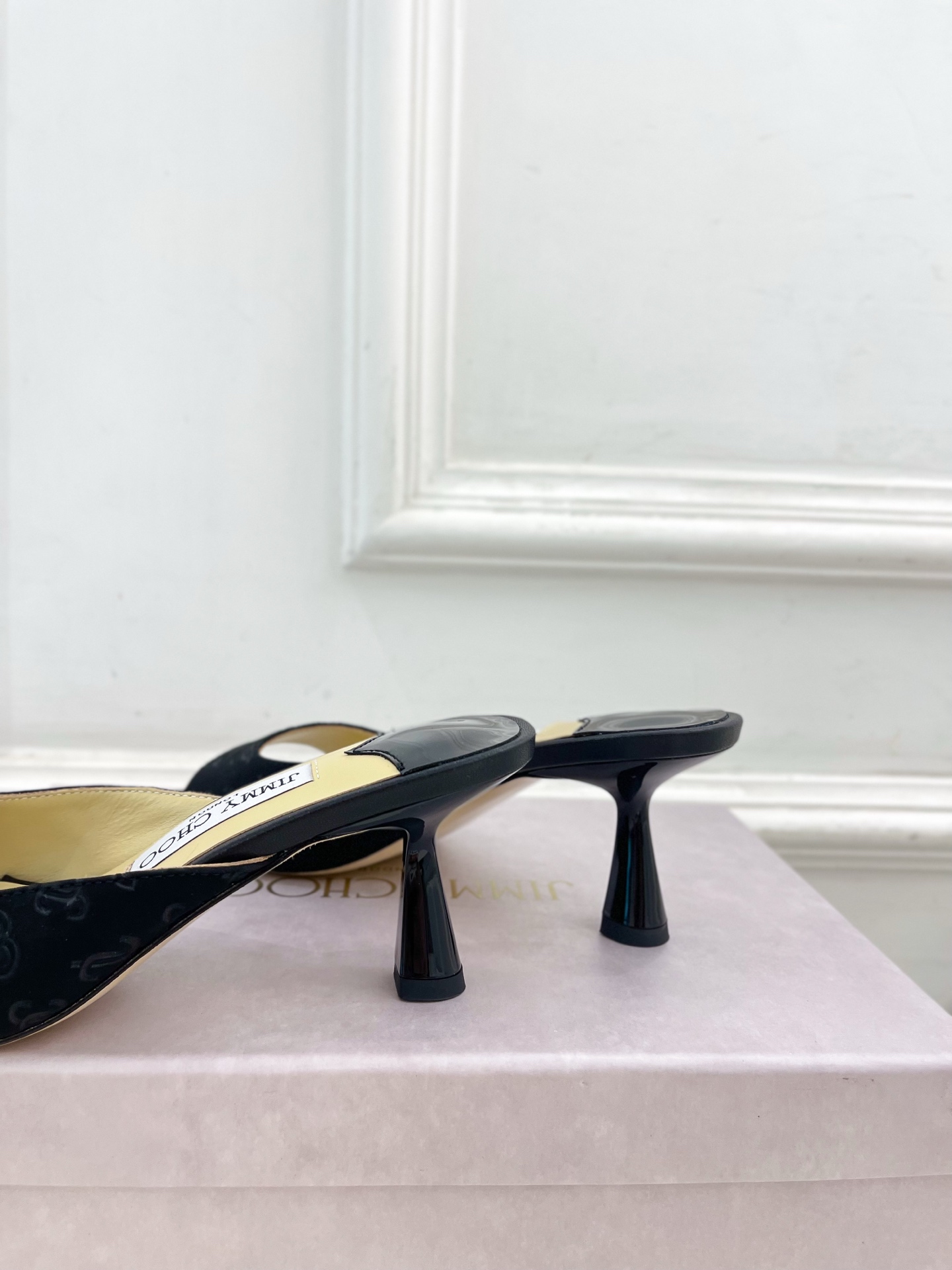 JimmyChoo✨吉米周 25ss ———
    
2025春夏新品 专柜最新JC方头高跟拖鞋 名媛