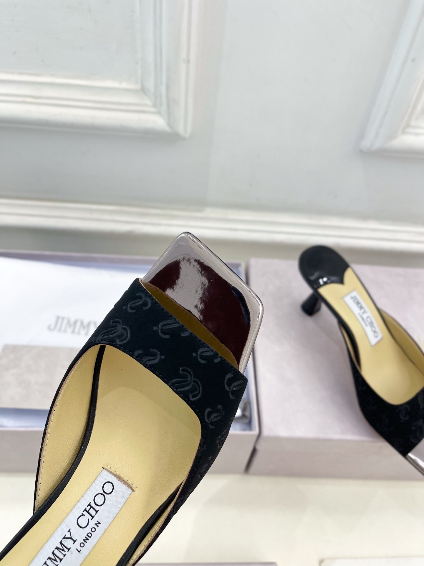 JimmyChoo✨吉米周 25ss ———
    
2025春夏新品 专柜最新JC方头高跟拖鞋 名媛