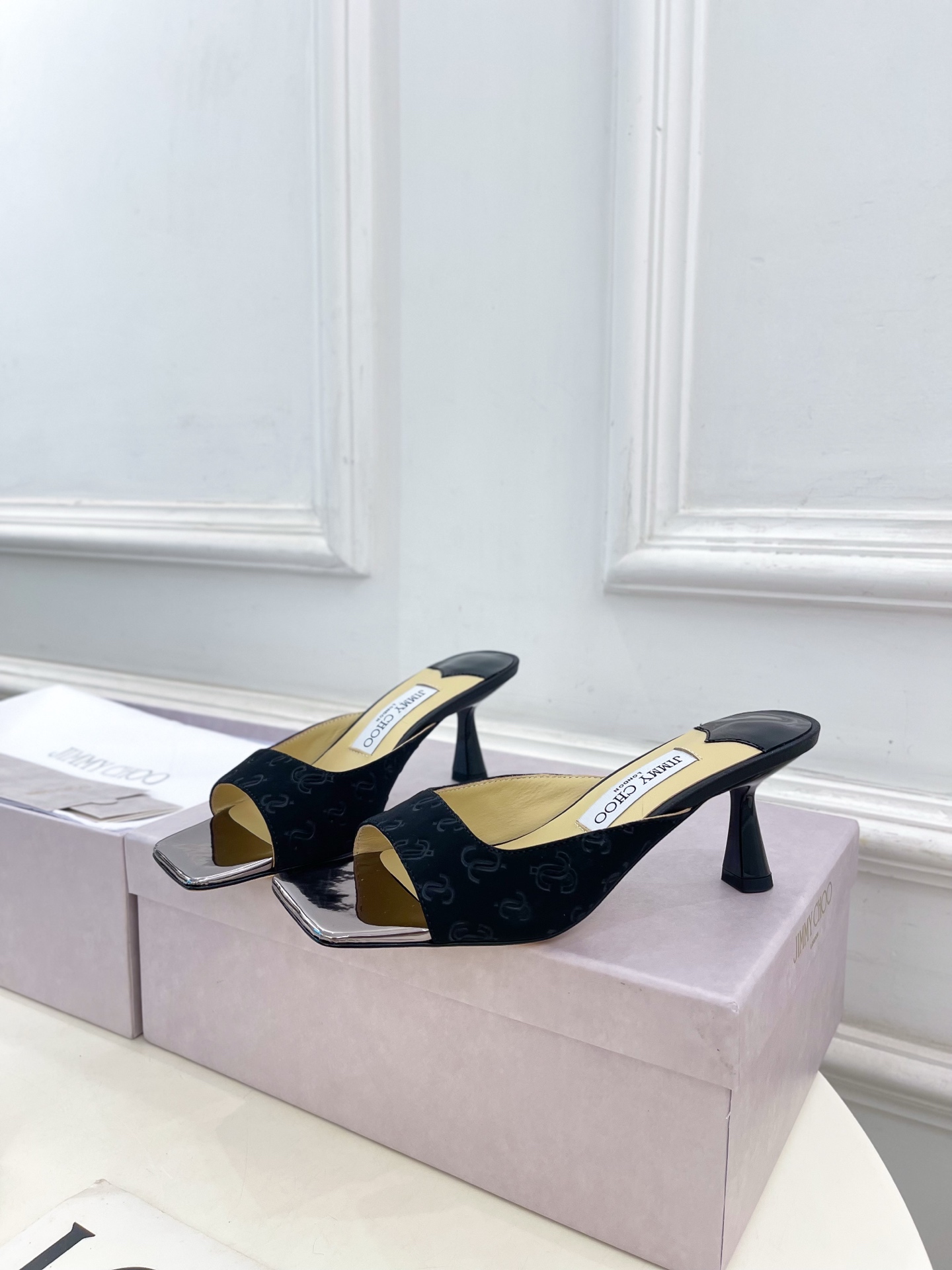 JimmyChoo✨吉米周 25ss ———
    
2025春夏新品 专柜最新JC方头高跟拖鞋 名媛