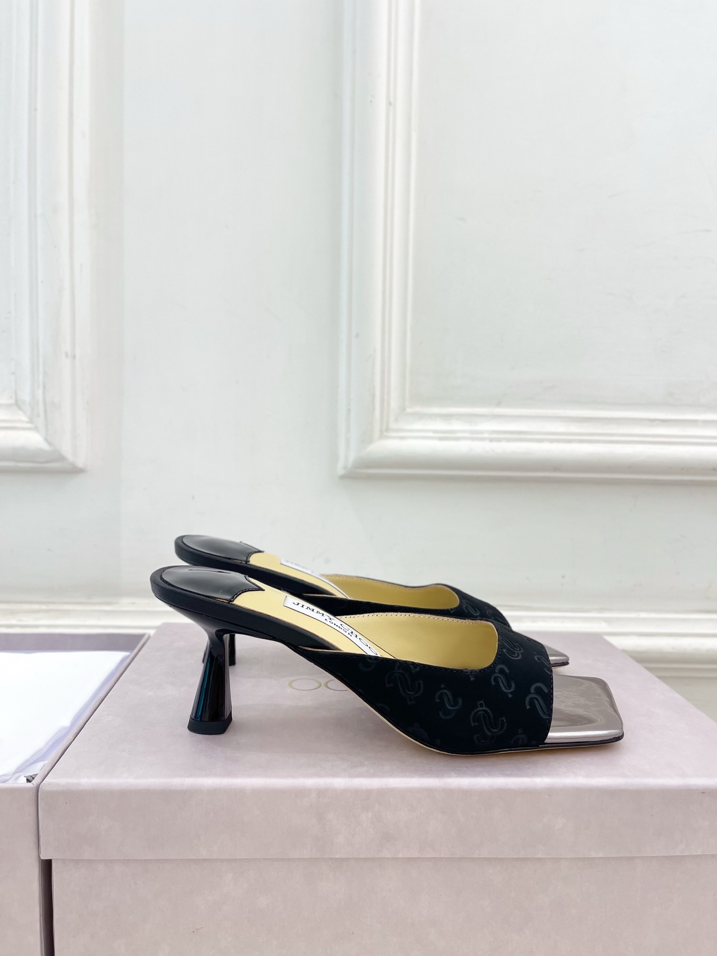 JimmyChoo✨吉米周 25ss ———
    
2025春夏新品 专柜最新JC方头高跟拖鞋 名媛