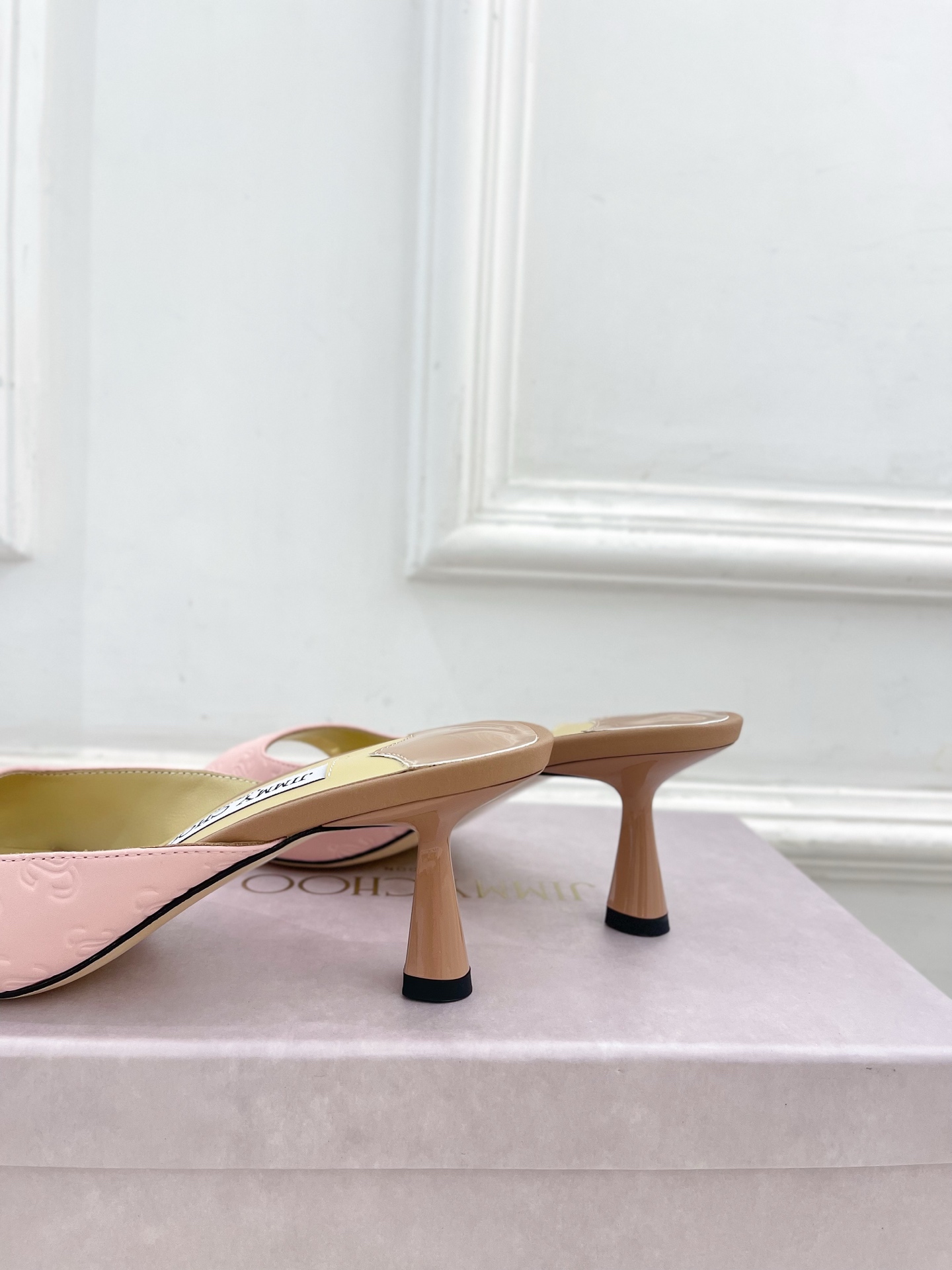 JimmyChoo✨吉米周 25ss ———
    
2025春夏新品 专柜最新JC方头高跟拖鞋 名媛