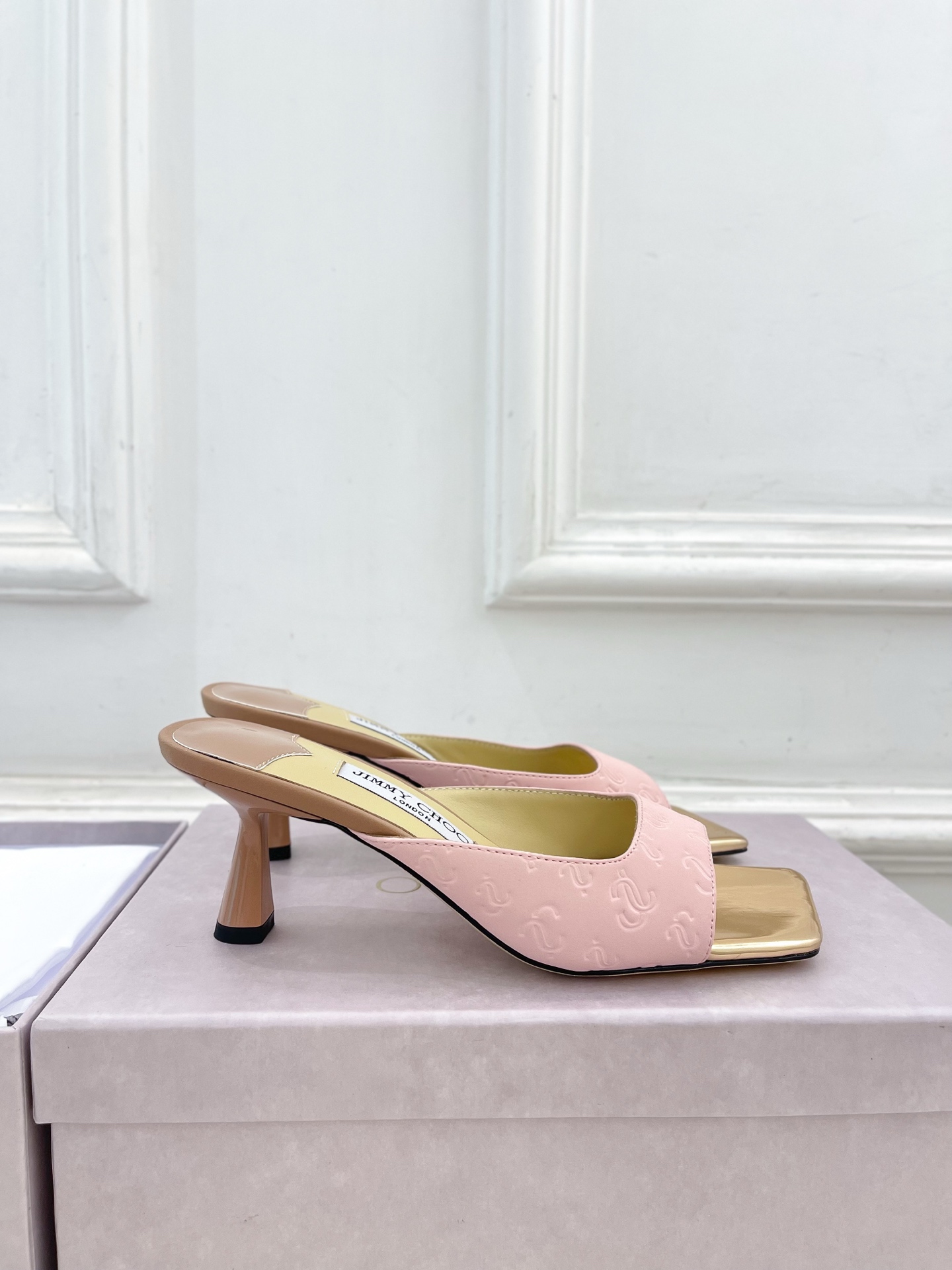 JimmyChoo✨吉米周 25ss ———
    
2025春夏新品 专柜最新JC方头高跟拖鞋 名媛