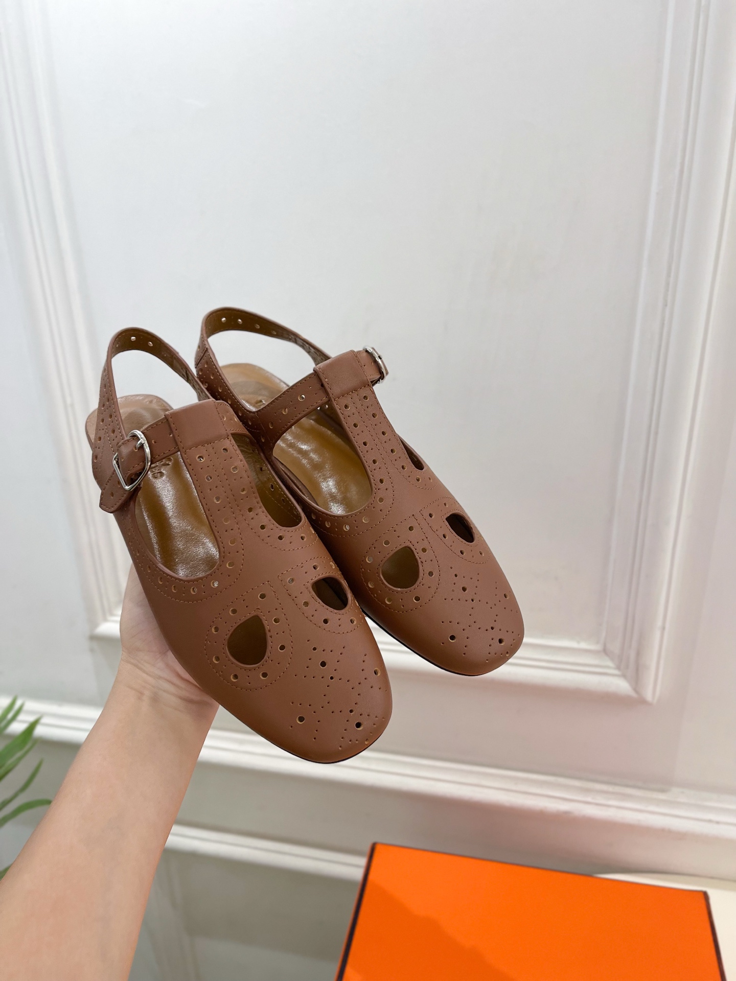 🐎𝐇𝐄𝐑𝐌𝐄* 爱玛仕 25𝐬𝐬 

🌈2025春夏新品 专柜新款 Kim玛丽珍镂空露跟凉鞋 系列〰

