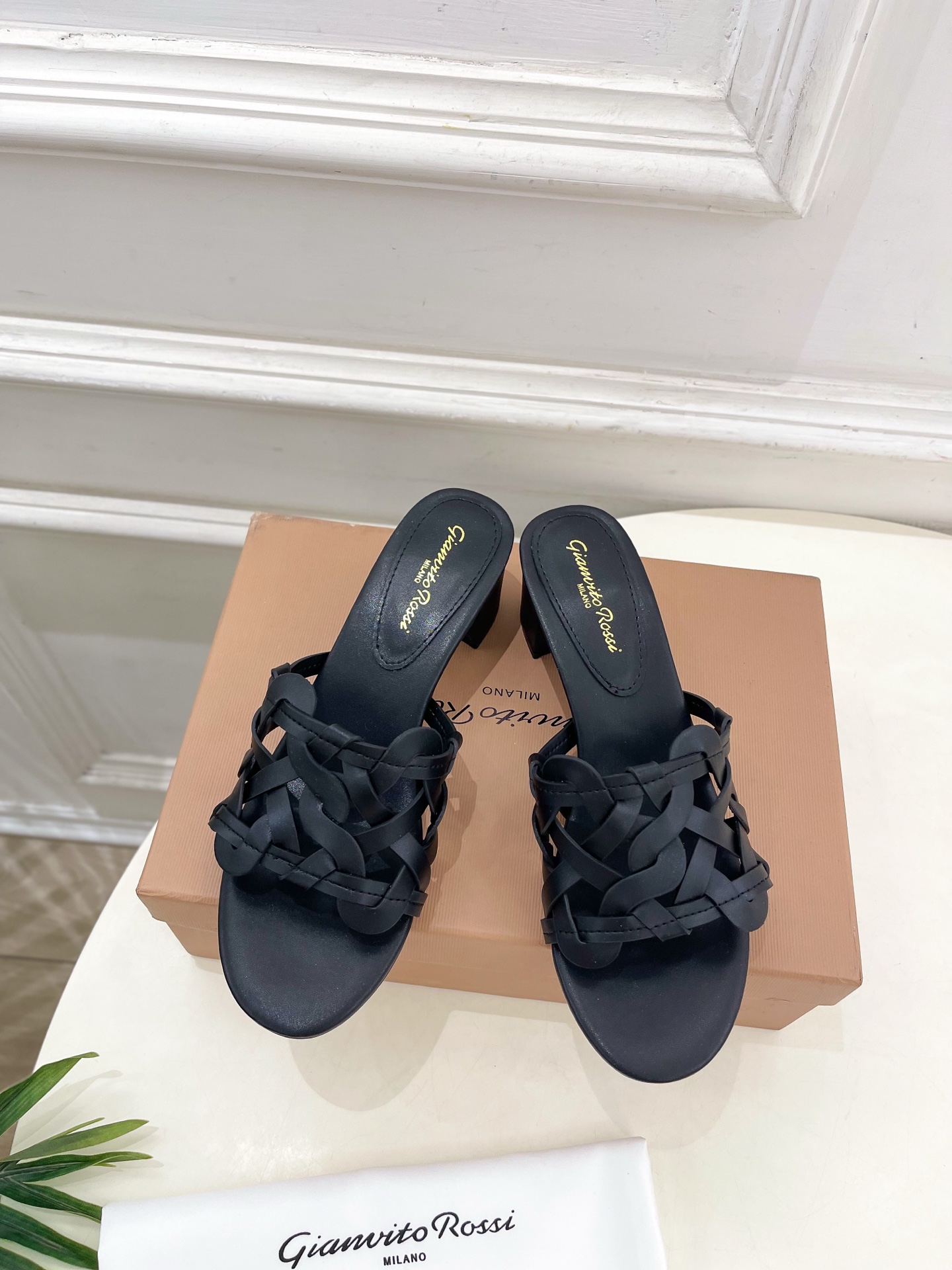 Gianvito Rossi｜吉安维托·罗西  25𝐬𝐬

2025春夏新品 GR法式编织镂空凉拖 火爆