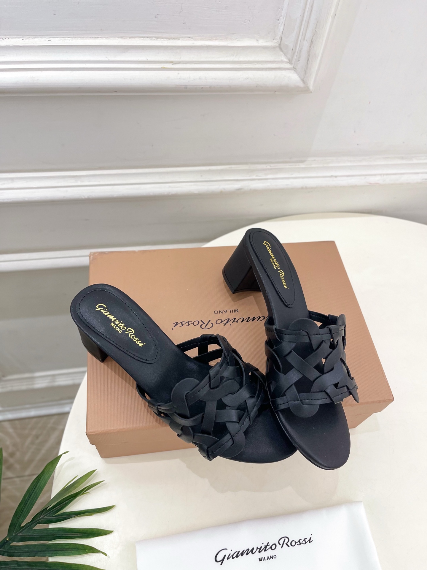 Gianvito Rossi｜吉安维托·罗西  25𝐬𝐬

2025春夏新品 GR法式编织镂空凉拖 火爆