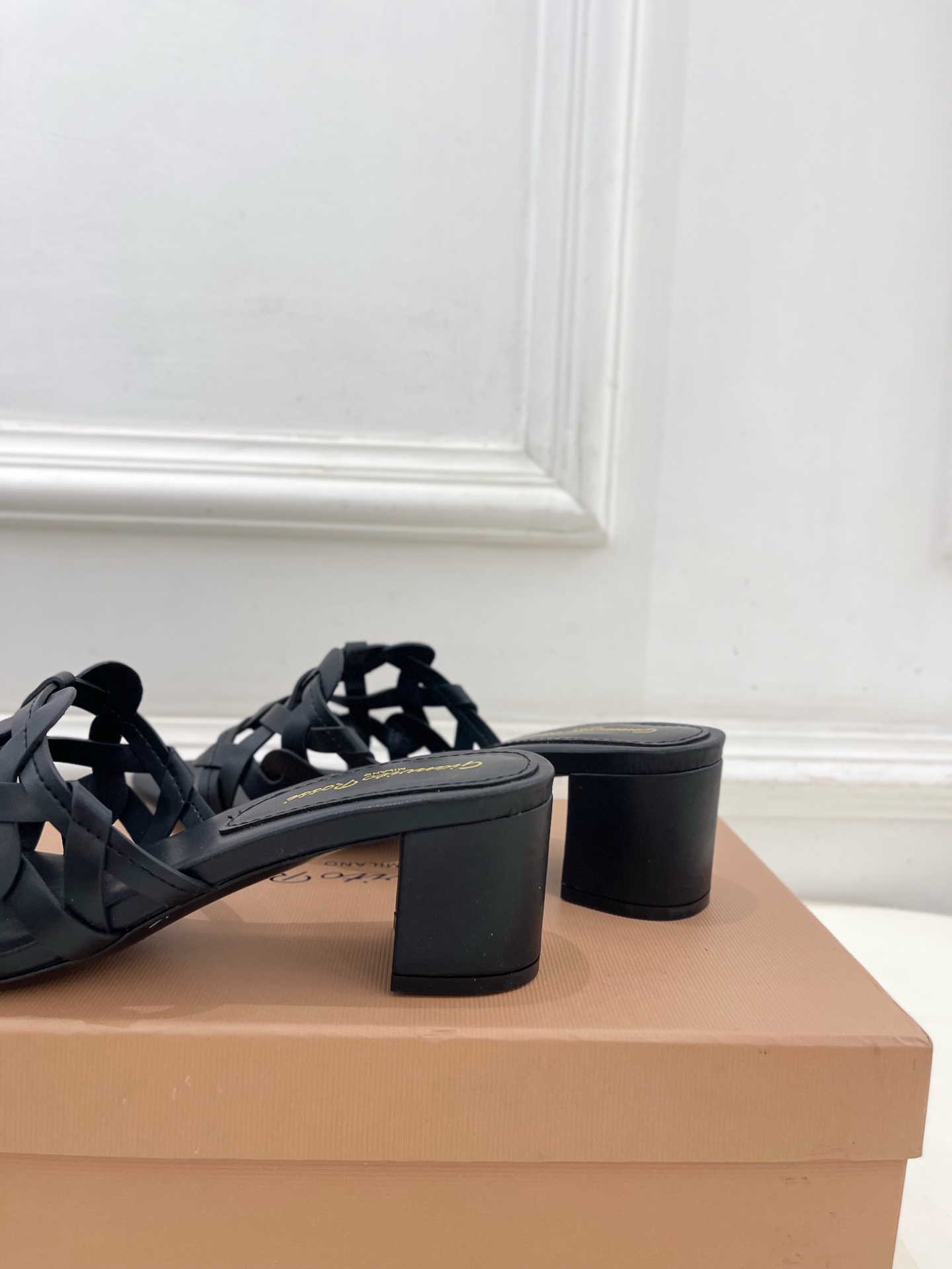 Gianvito Rossi｜吉安维托·罗西  25𝐬𝐬

2025春夏新品 GR法式编织镂空凉拖 火爆