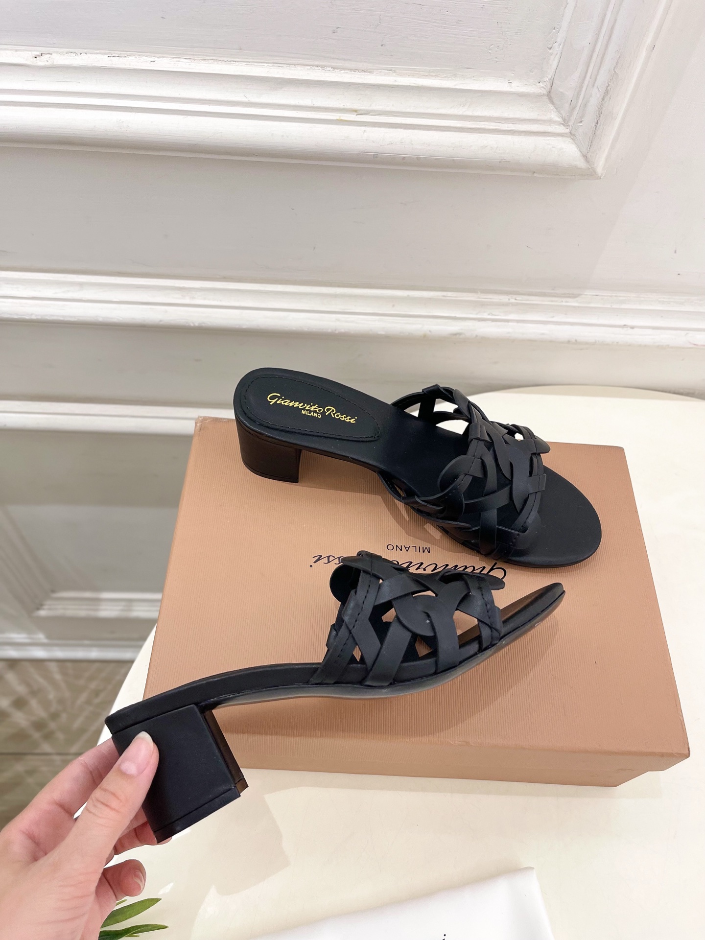 Gianvito Rossi｜吉安维托·罗西  25𝐬𝐬

2025春夏新品 GR法式编织镂空凉拖 火爆