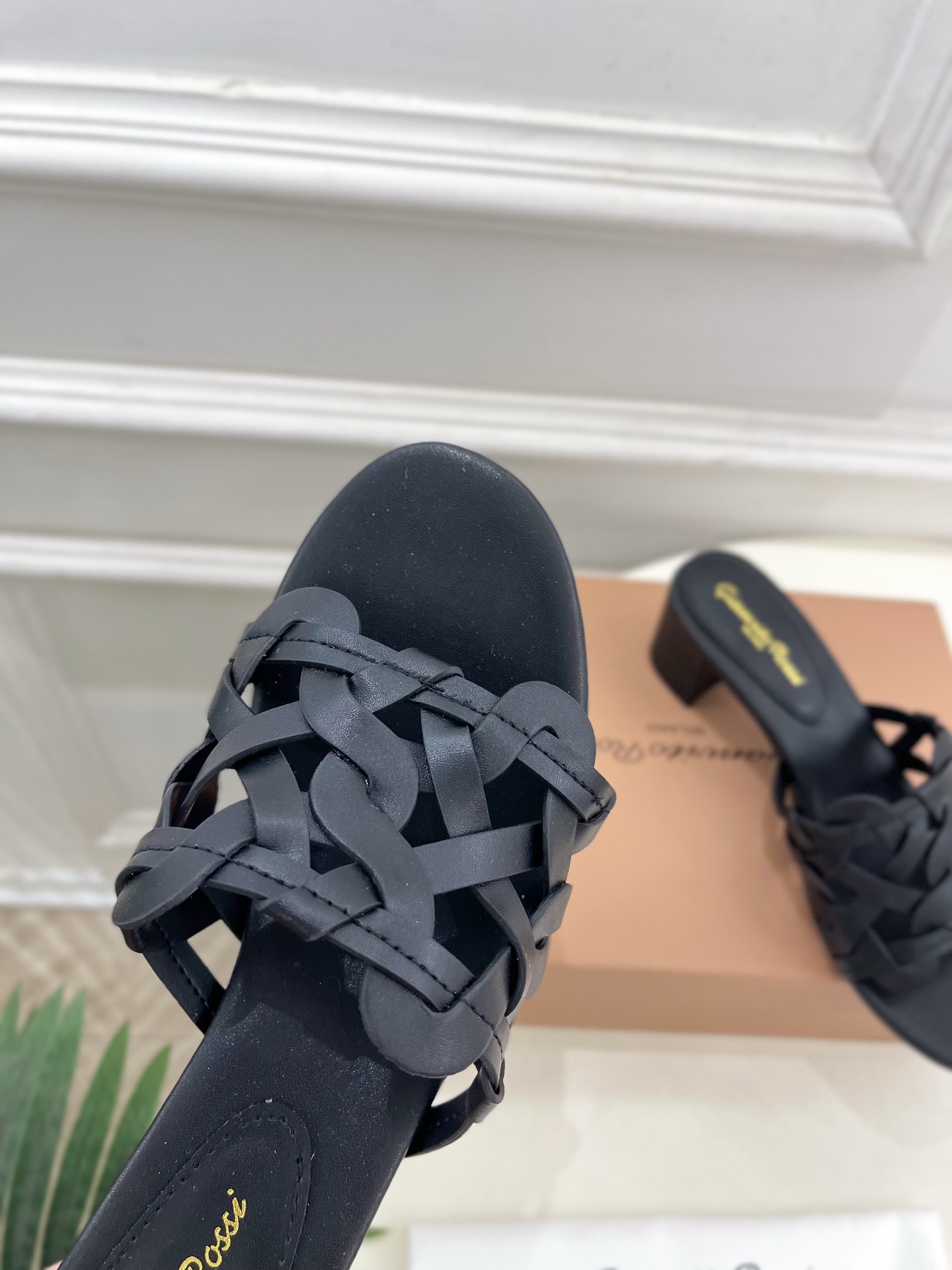 Gianvito Rossi｜吉安维托·罗西  25𝐬𝐬

2025春夏新品 GR法式编织镂空凉拖 火爆