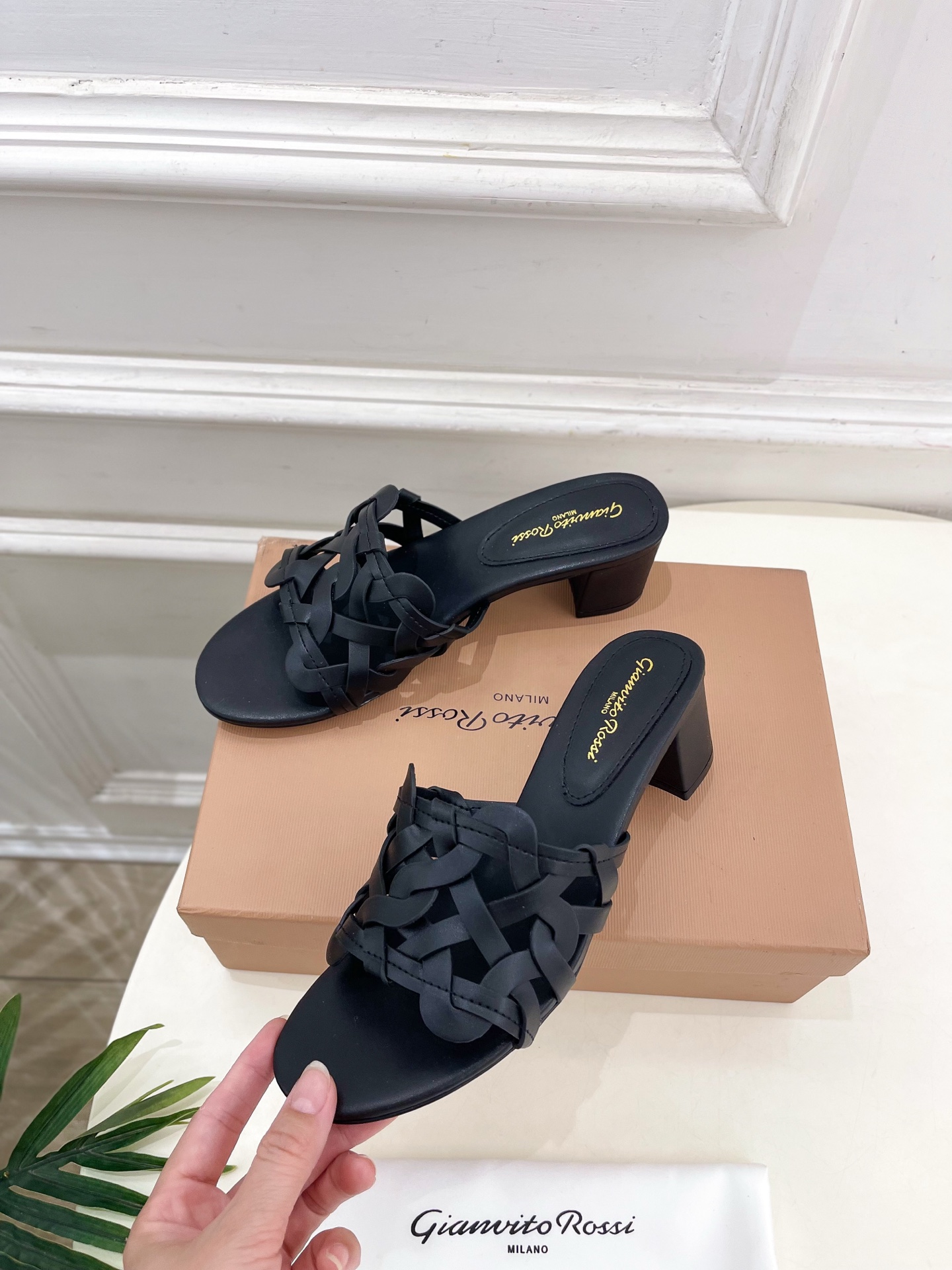 Gianvito Rossi｜吉安维托·罗西  25𝐬𝐬

2025春夏新品 GR法式编织镂空凉拖 火爆